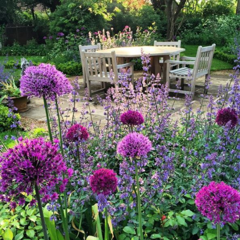 English countryside garden and outdoor dining. #englishcountry #garden #outdoordining