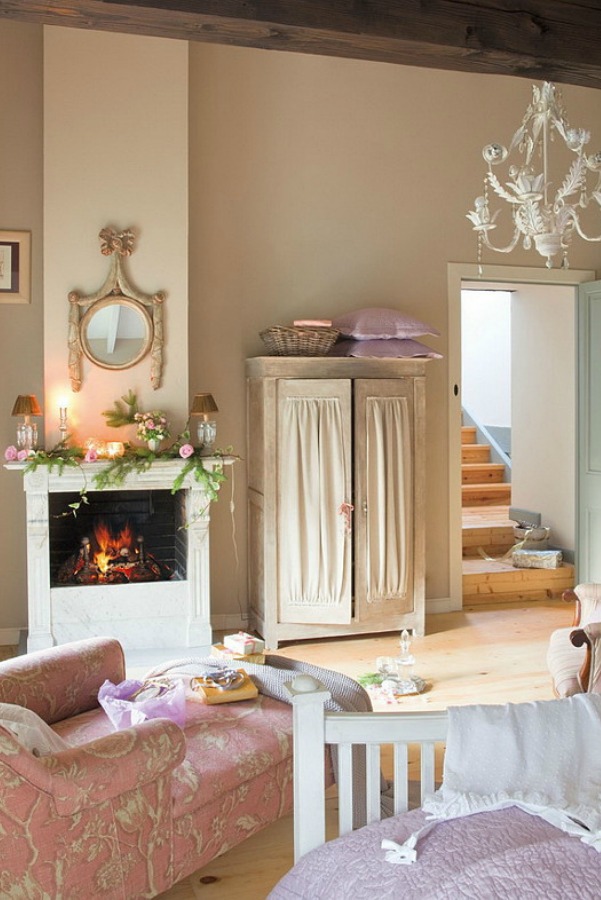 Sweet fireplace in a romantic french country cottage decorated with white and pink in Spain is decorated for Christmas with soft and quiet decor. #holidaydecor #christmasdecor #frenchcountry #decorating #cottagestyle #whitechristmas
