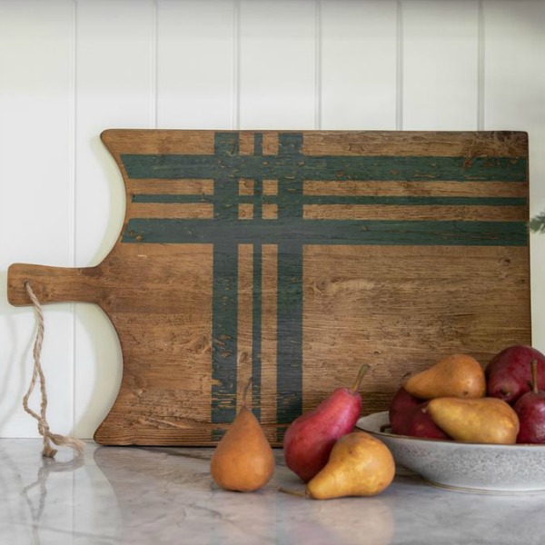 Green plaid charcuterie or cheese board adds rustic festive cheer to the holiday kitchen. #rusticboard #christmasdecor #farmhousechristmas #cuttingboard #plaid