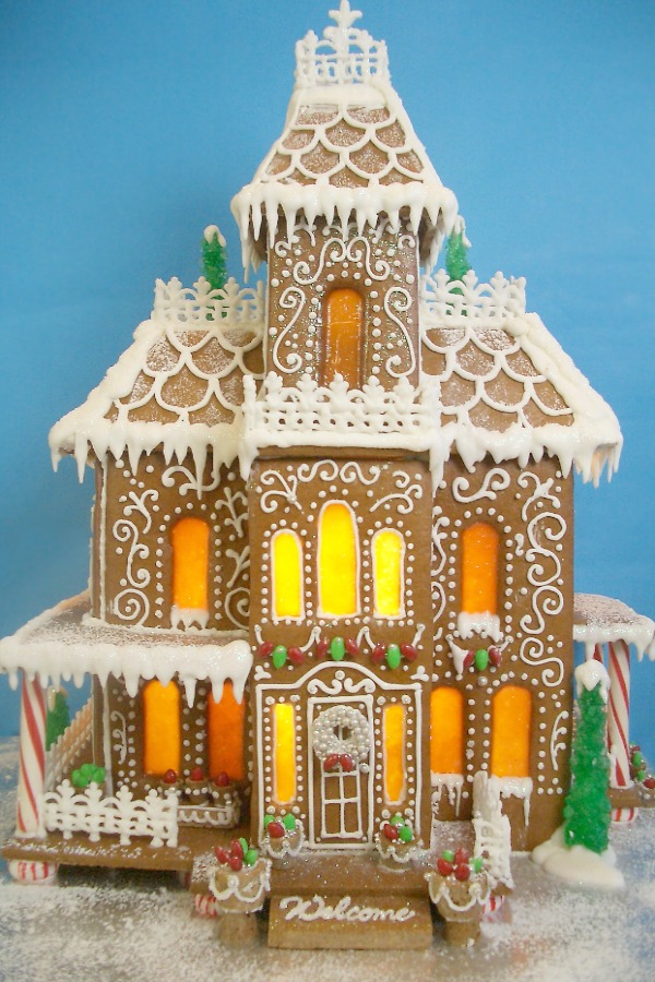 Darling Gingerbread House Inspiration & Smart Holiday DIY Ideas - Hello ...