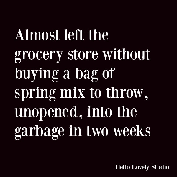 Citação engraçada e humor sobre comer saudável. Quase saiu da mercearia sem comprar um saco de mistura de primavera para atirar, por abrir, para o lixo em 2 semanas. #funnyquote #humor #healthyeating #kale