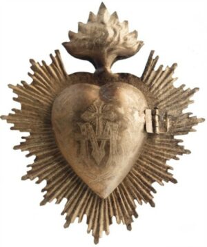 Sacred milagro heart box with vintage style and a low price - perfect for French farmhouse and country French decor. #milagro #heart #goldheart #homedecor #frenchcountry