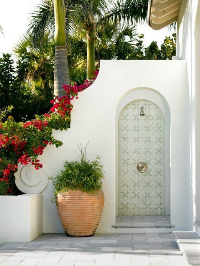 Duche exterior branco tropical de luxo com detalhes em arco e grandes vasos. #Chuveiro de exterior #lucuryhomes
