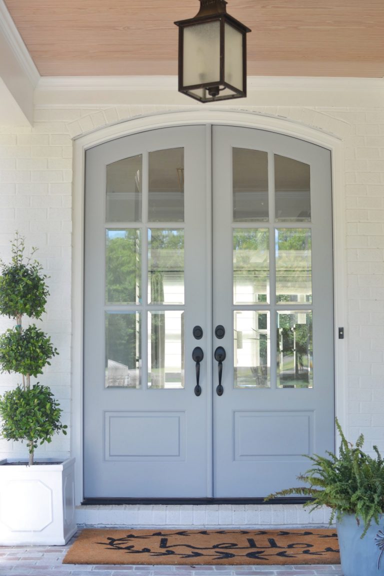 Extra White (Sherwin Williams) paint on house exterior with SW Uncertain Gray on doors and trim - ChrissyMarieBlog. #extrawhite # pinturas de cor #exterior