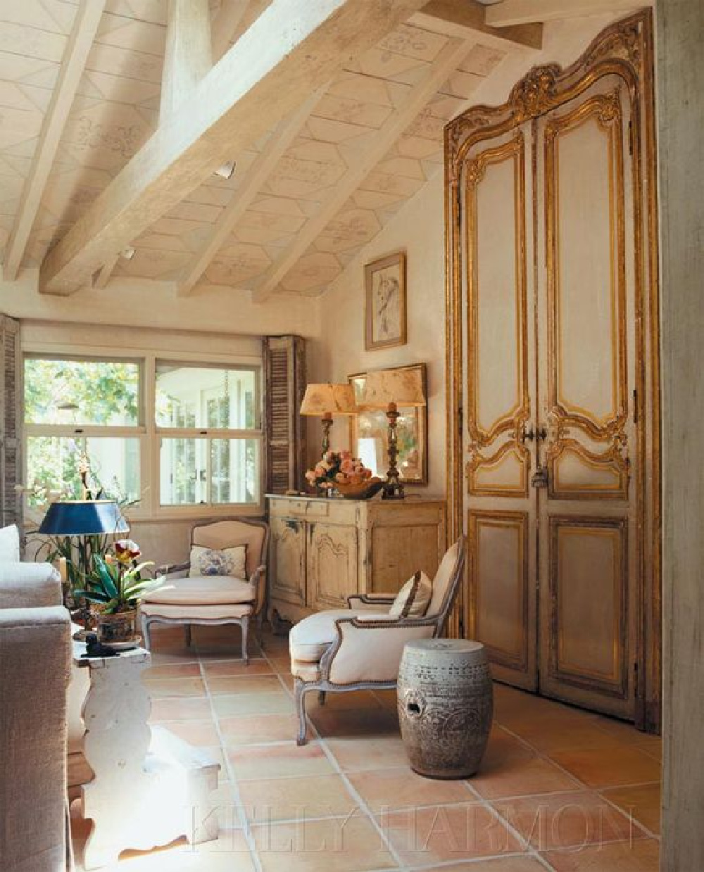 If breathtaking European farmhouse decorated rooms float your boat, come on over and soak up the inspiration from these European inspired elegant and sophisticated farmhouse style spaces. #FrenchCountry #elegantdecor #antiques