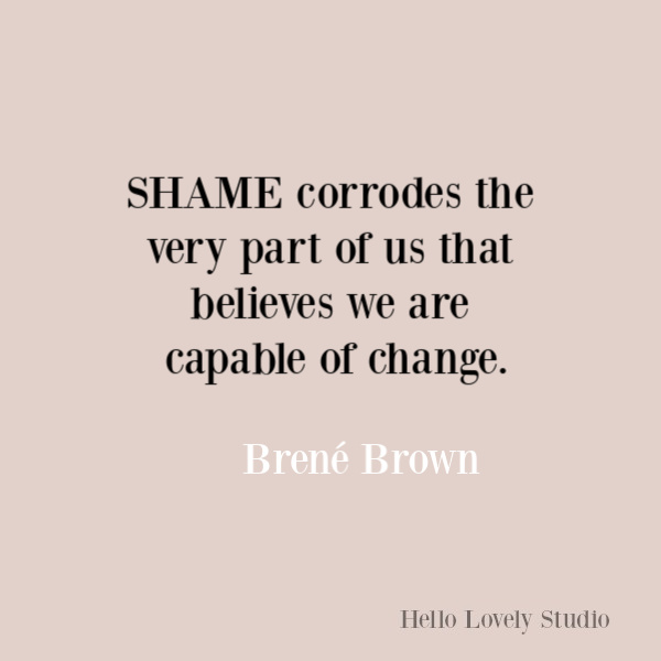 Brene Brown inspirerend citaat over moed, erbij horen, kwetsbaarheid en integriteit. #brenebrown #inspirationalquotes #wisdomquotes #selfkindness #spiritualtransformation #quotes #vulnerabilityquotes #couragequotes #selfawareness