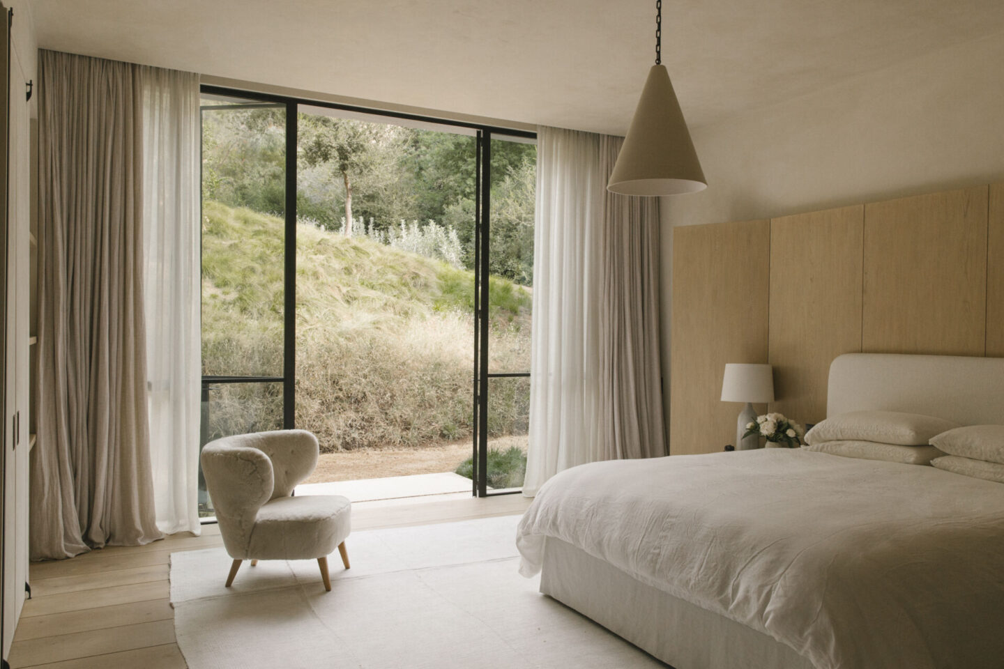 Quietly serene bedroom in Pacific Natural at Home - Jenni Kayne. #pacificnatural #interiordesign #minimalbedroom