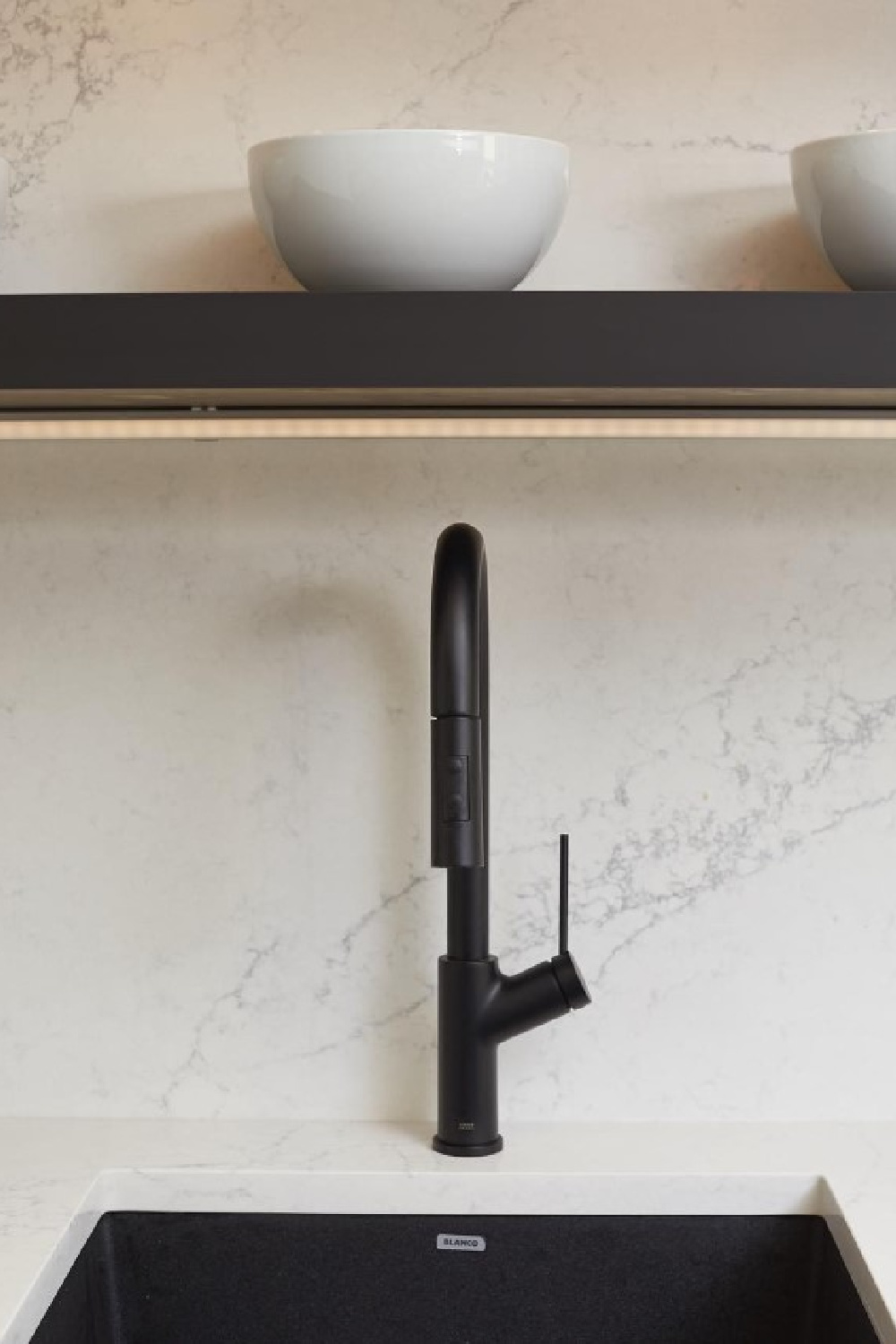Muse quartz (Viatera) counters and backsplash in a kitchen - @designsby_ks. #musequartz #quartzcounters