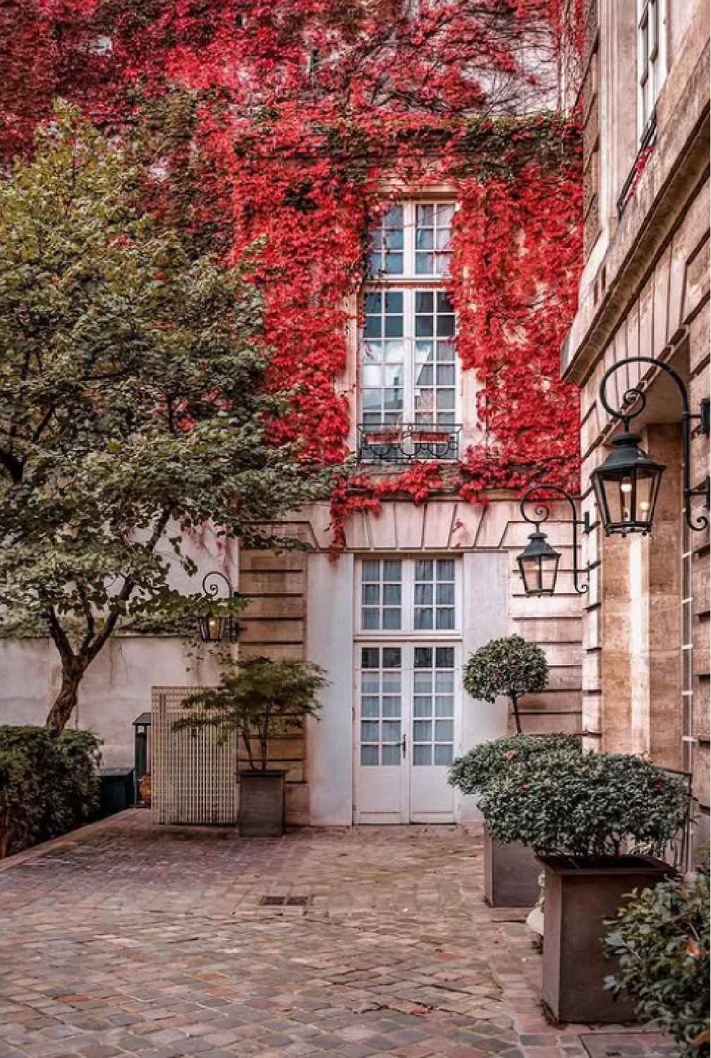 Pavillon de la Reine & Spa. Photo: @lesfacadesdeparis#parishotels #lesvosges #lemarais