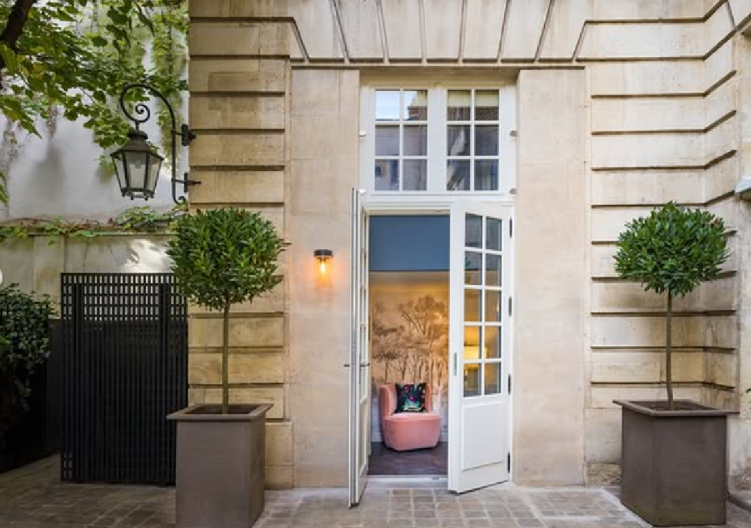 Courtyard and facade at Pavillon de la Reine & Spa. #parishotels #lesvosges #lemarais