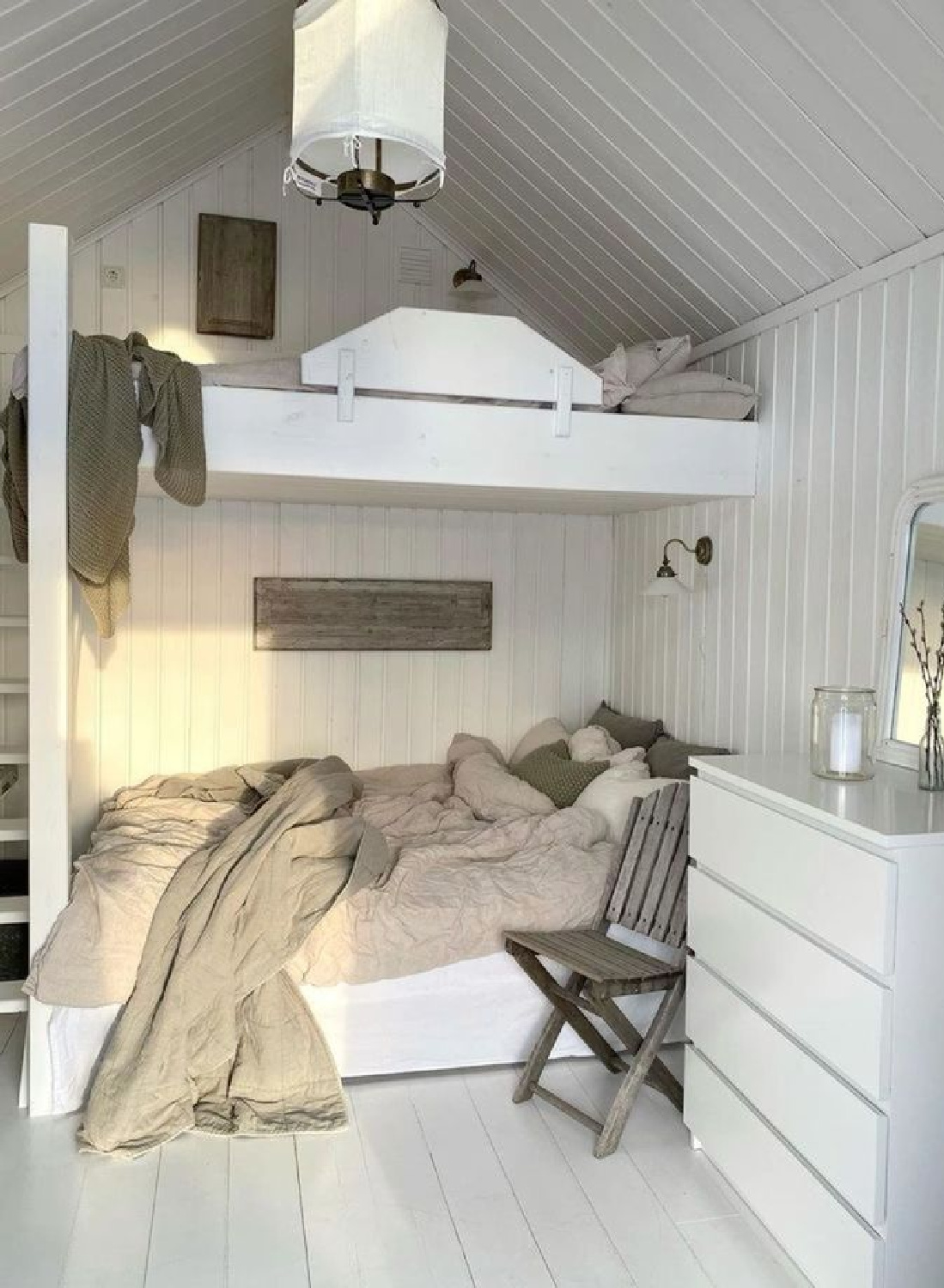 Built-in bunks in a cozy white Scandi bedroom - via Alma Wimmergren. #scandistyle #cozybedrooms #bunkrooms