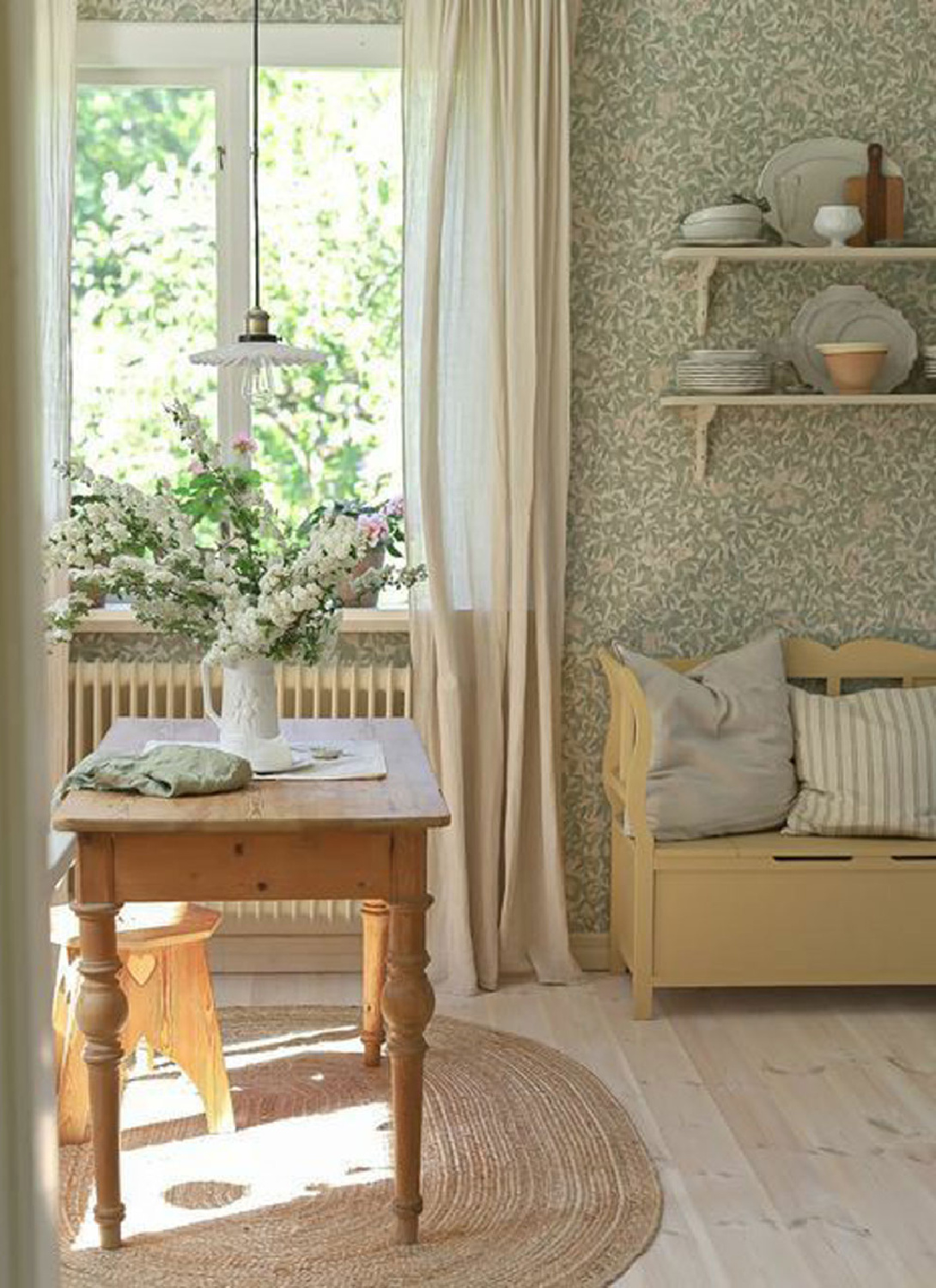 Cozy European country cottage kitchen with romantic vintage details - via Gustavienne. #cozykitchens #europeancottage