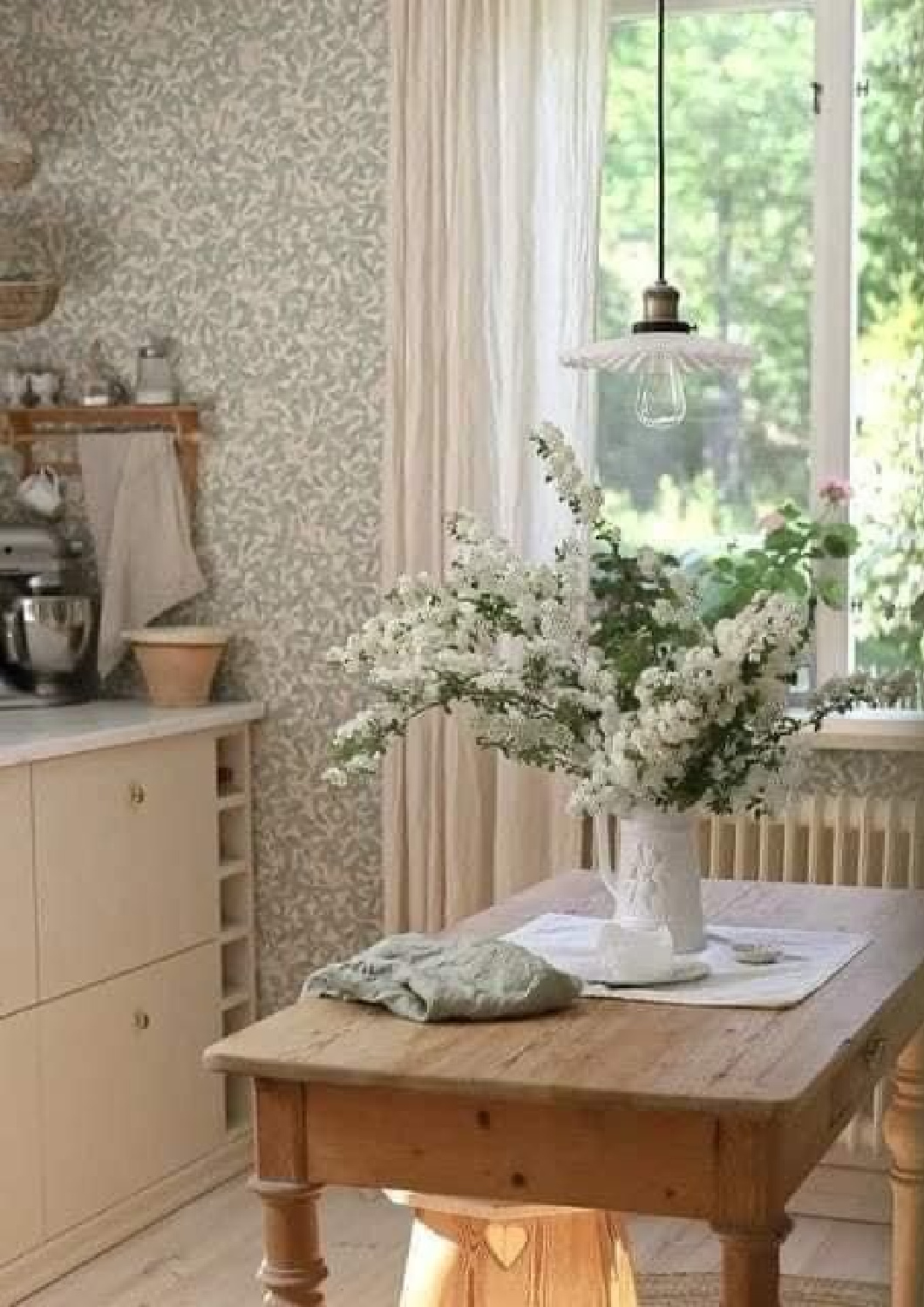 Cozy European country cottage kitchen with romantic vintage details - via Nikkisplate. #europeancountry #cozykitchens