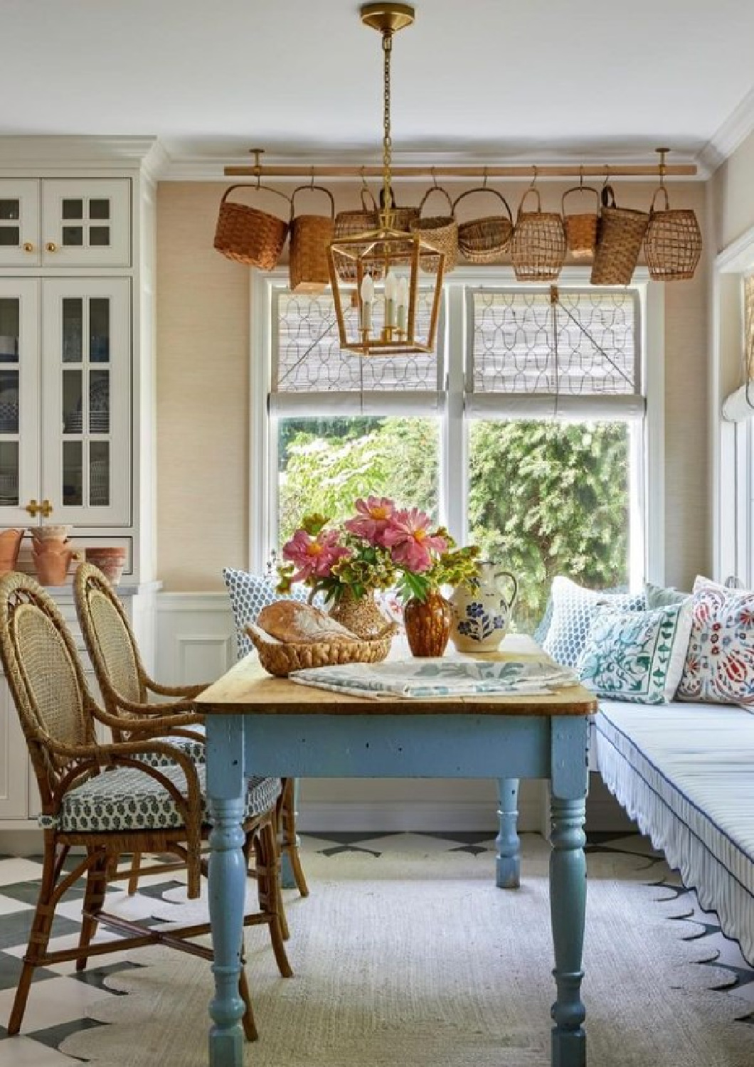 @stephperezstudio designed charming European country breakfast nook with baskets hung above windows and banquette. Photo: @kirstenrfrancis. #europeancountry #breakfastnooks