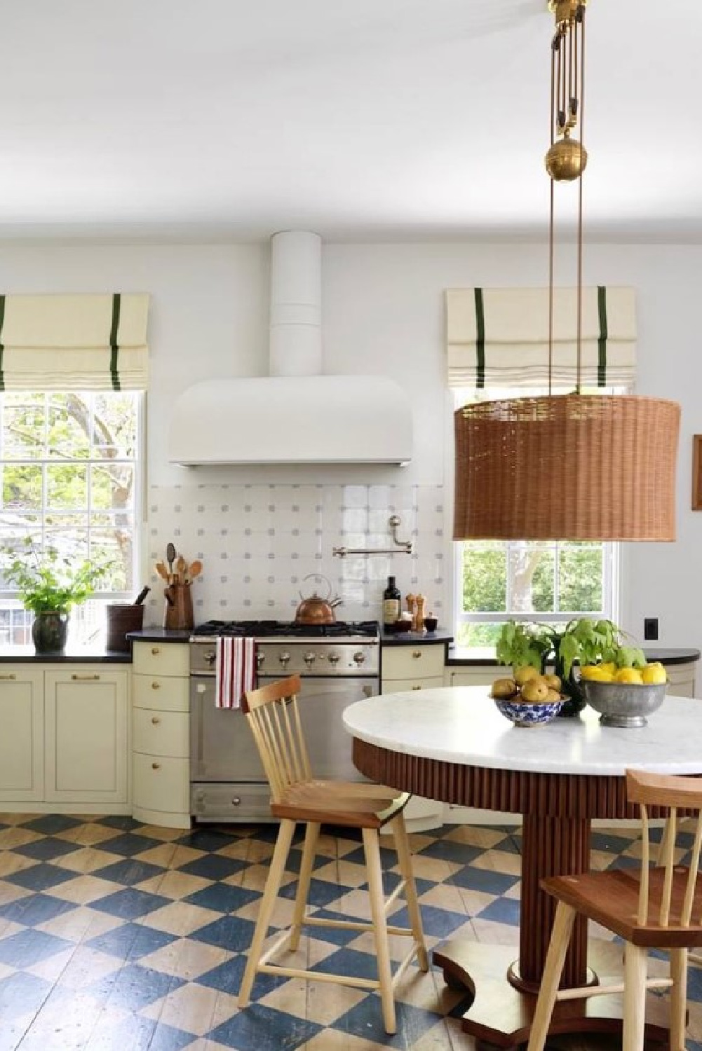 English cottage kitchen with checkered floor and design by @beataheuman.