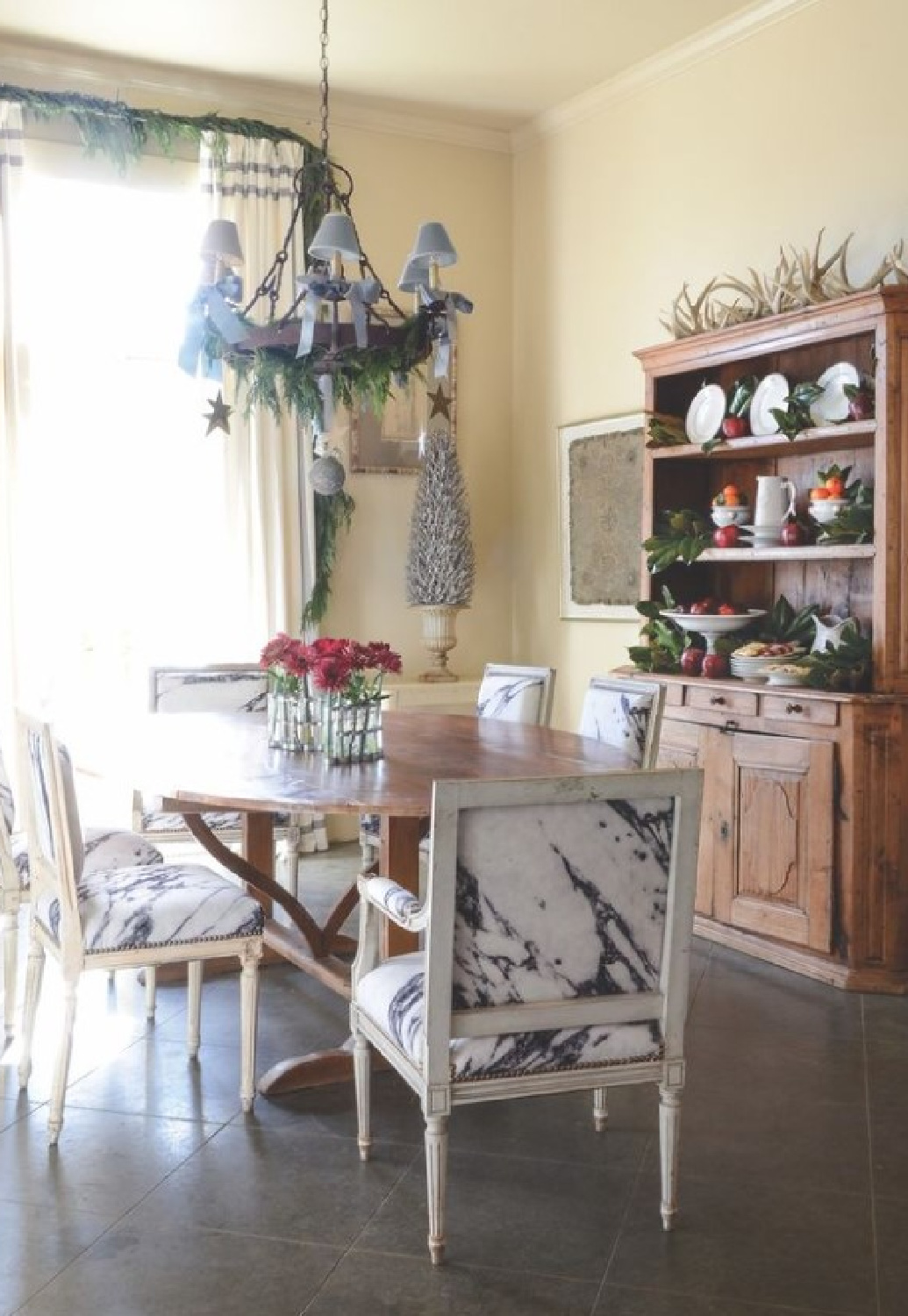 Holiday decor in a southern dining room - @bvizdesign. #southernchristmas #bvizdesign