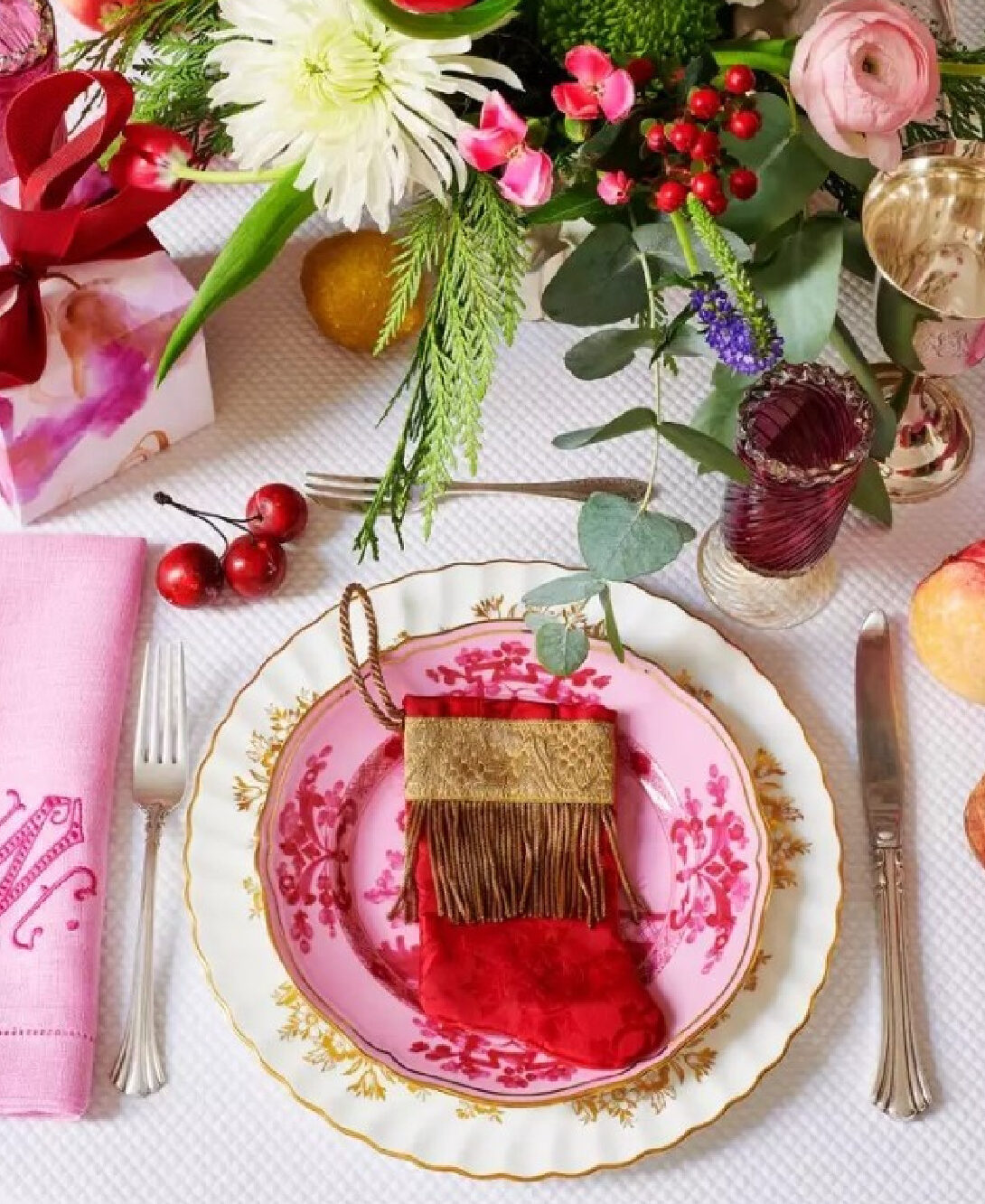 Holiday placesetting with VBiz stocking, pink and red - @julieneilldesigns. #holidaytable #pinkchristmas