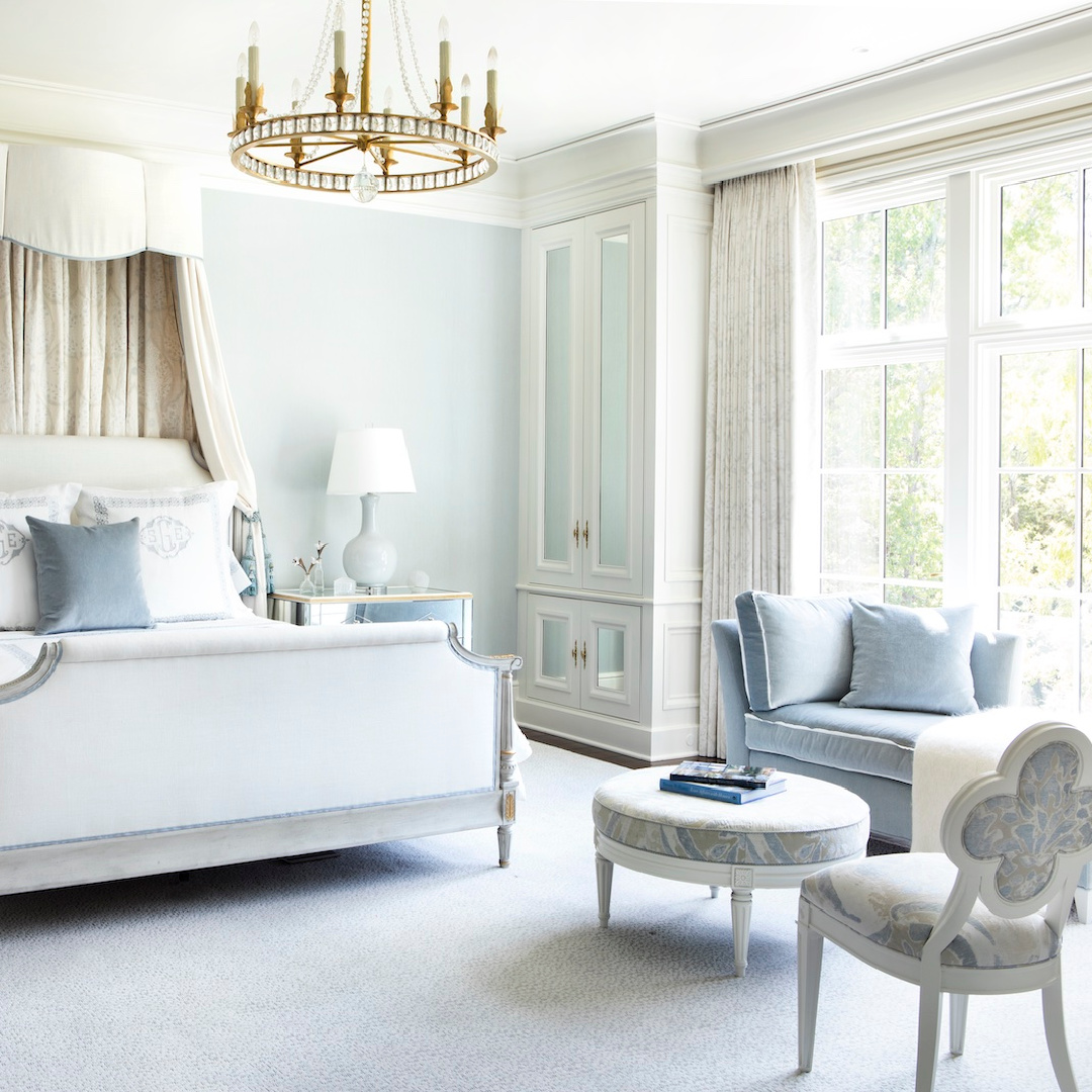 Suzanne Kasler designed French blue bedroom with window seat. #elegantbedrooms #bluebedrooms