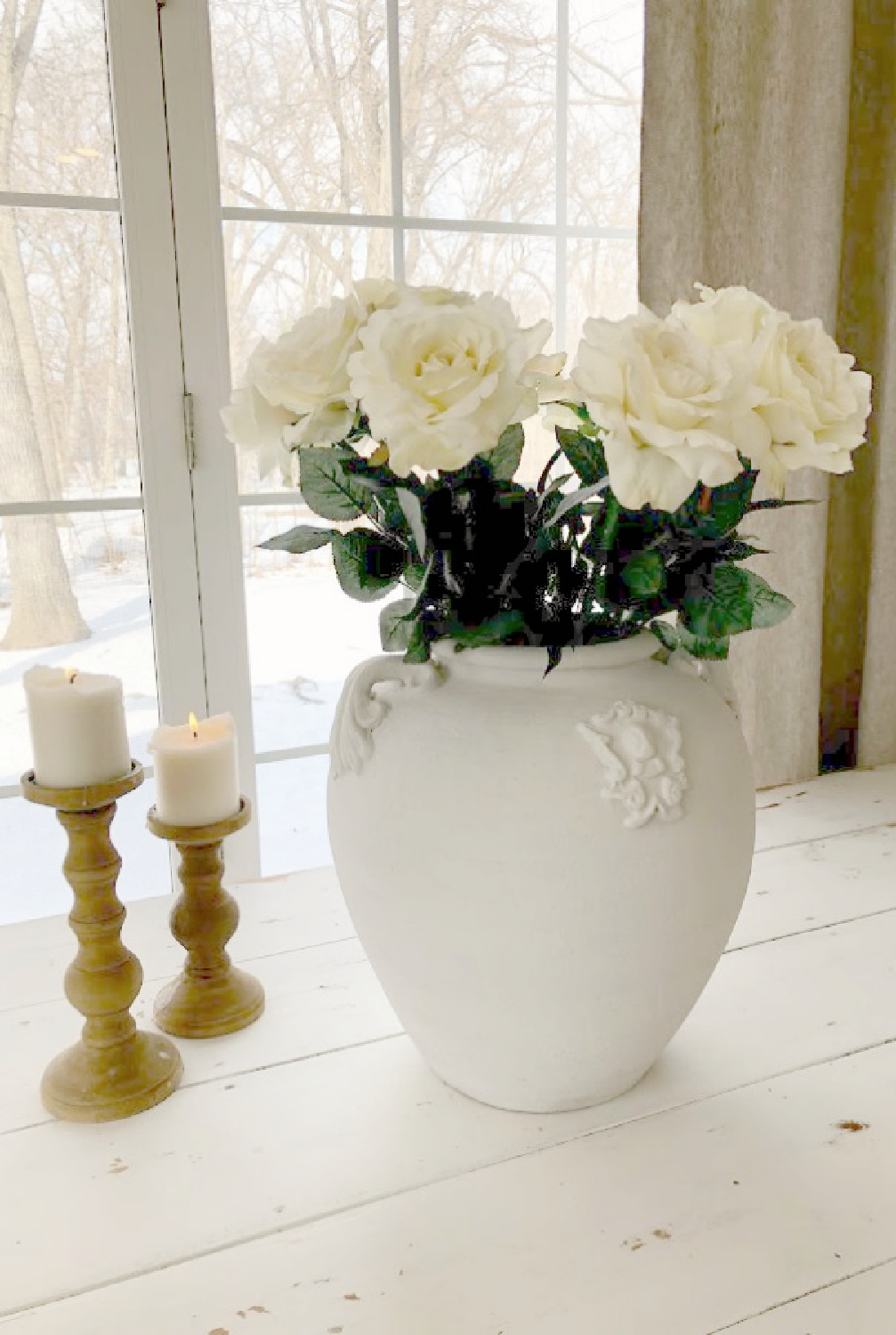 Hello Lovely's kitchen table with French white pot of white roses. #modernfrench #whitefarmtable