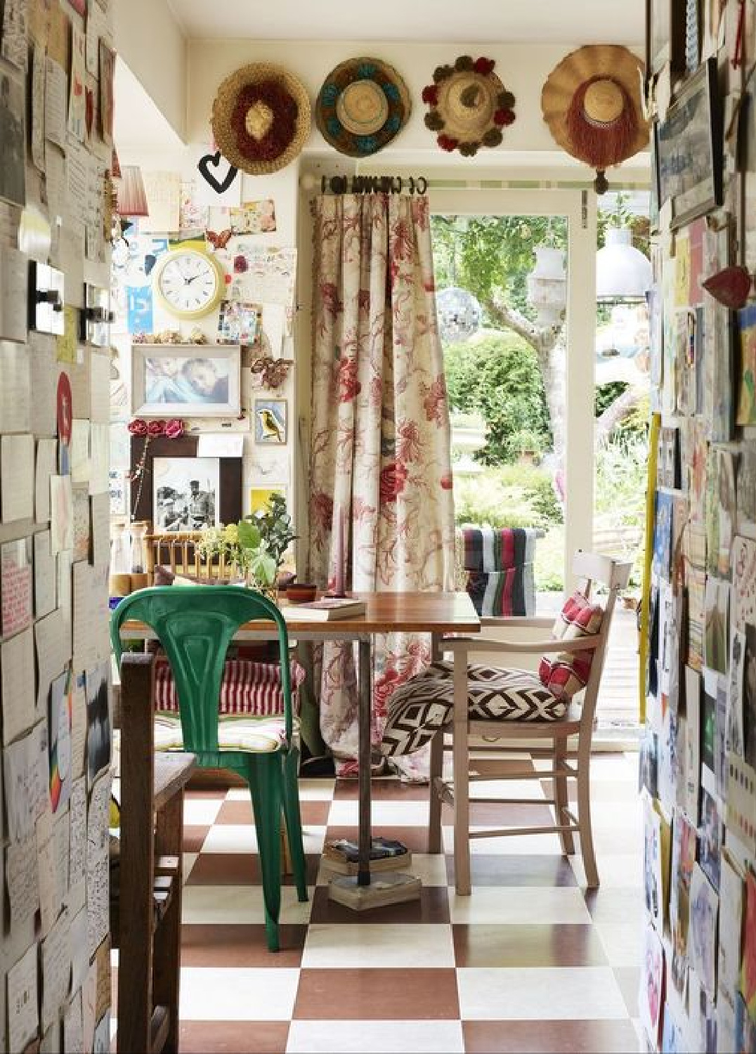 Checkered floor in an English country kitchen in London by Lucinda Chambers. #checkeredfloor #Londonhomes