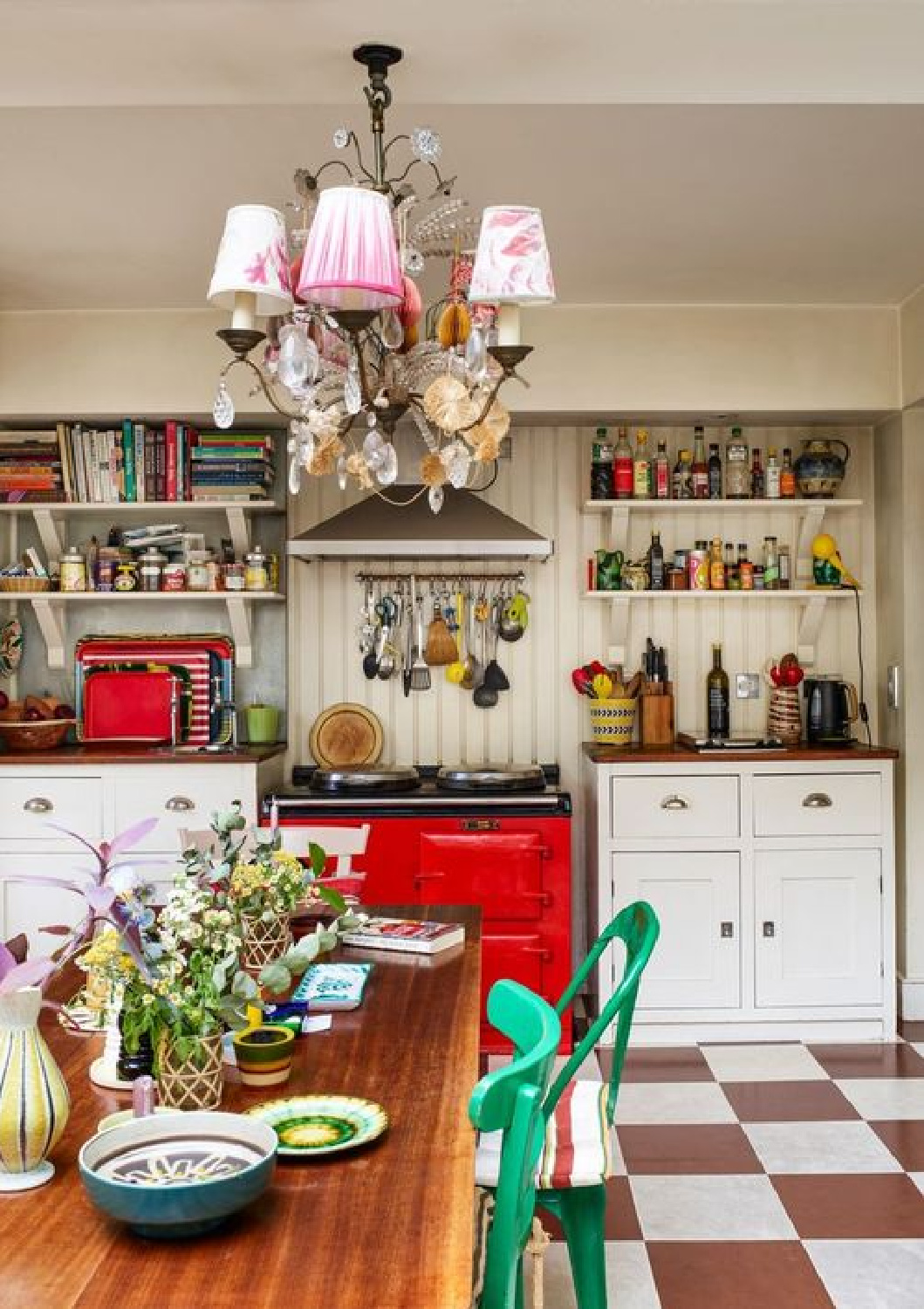 Checkered floor in an English country kitchen in London by Lucinda Chambers. #checkeredfloor #Londonhomes