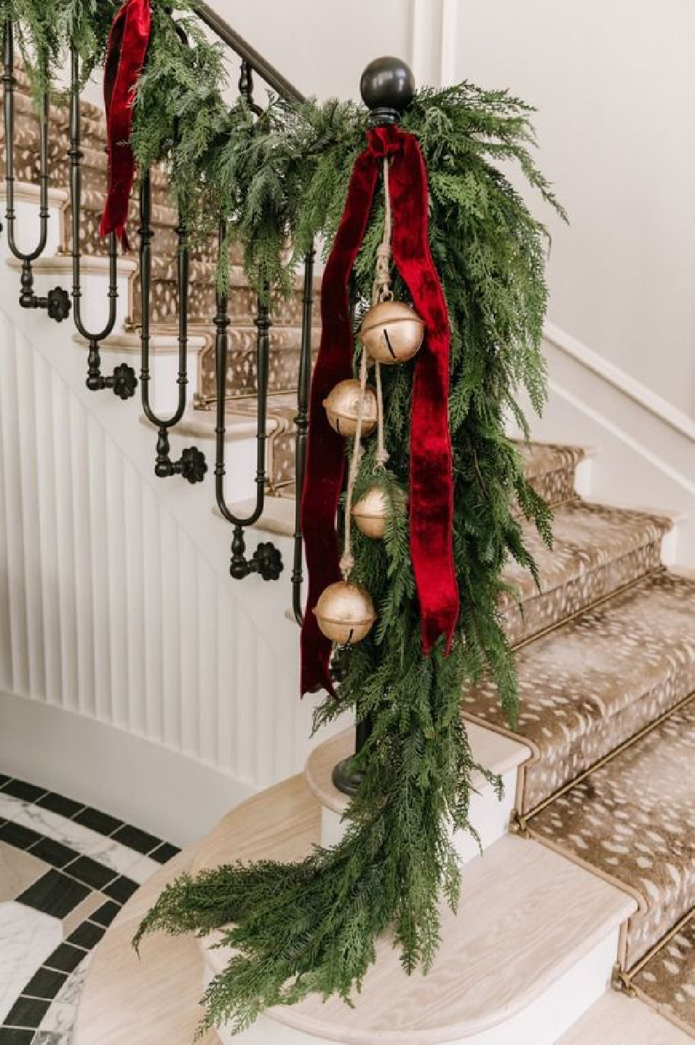 Fresh evergreen garlands and gold bells on staircase - Rach Parcell. #holidaygarlands #holidaystaircase