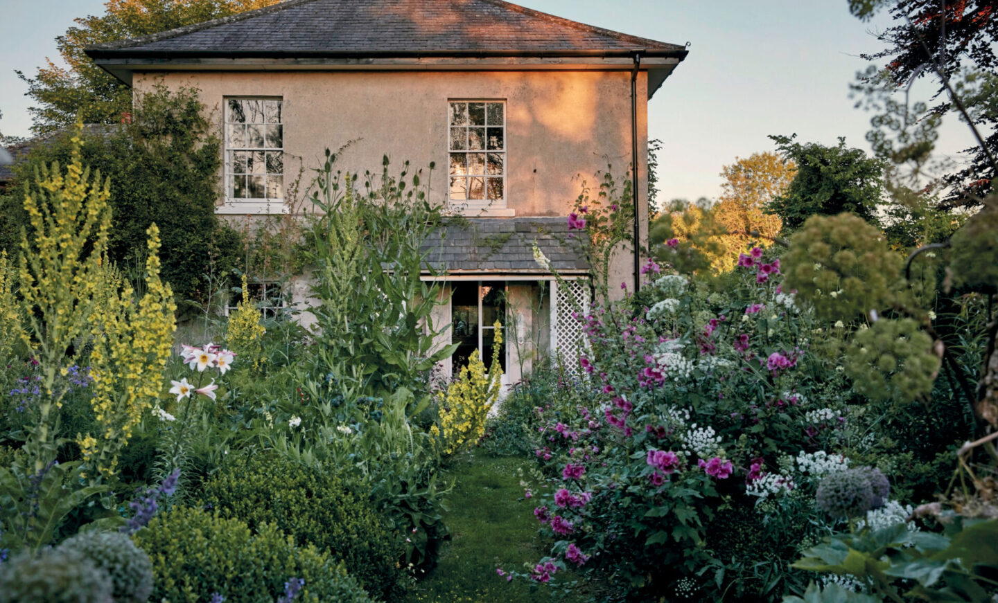 From AN ENGLISH VISION: Traditional Architecture and Decoration for Today by Ben Pentreath (Rizzoli, 2024). #englishcountry