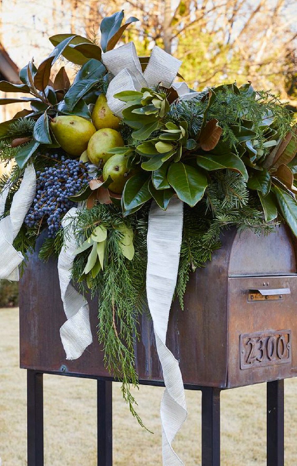 Birmingham Home and Garden - Christmas decorating with citrus, greenery, and old fashioned charm. #holidaydecor