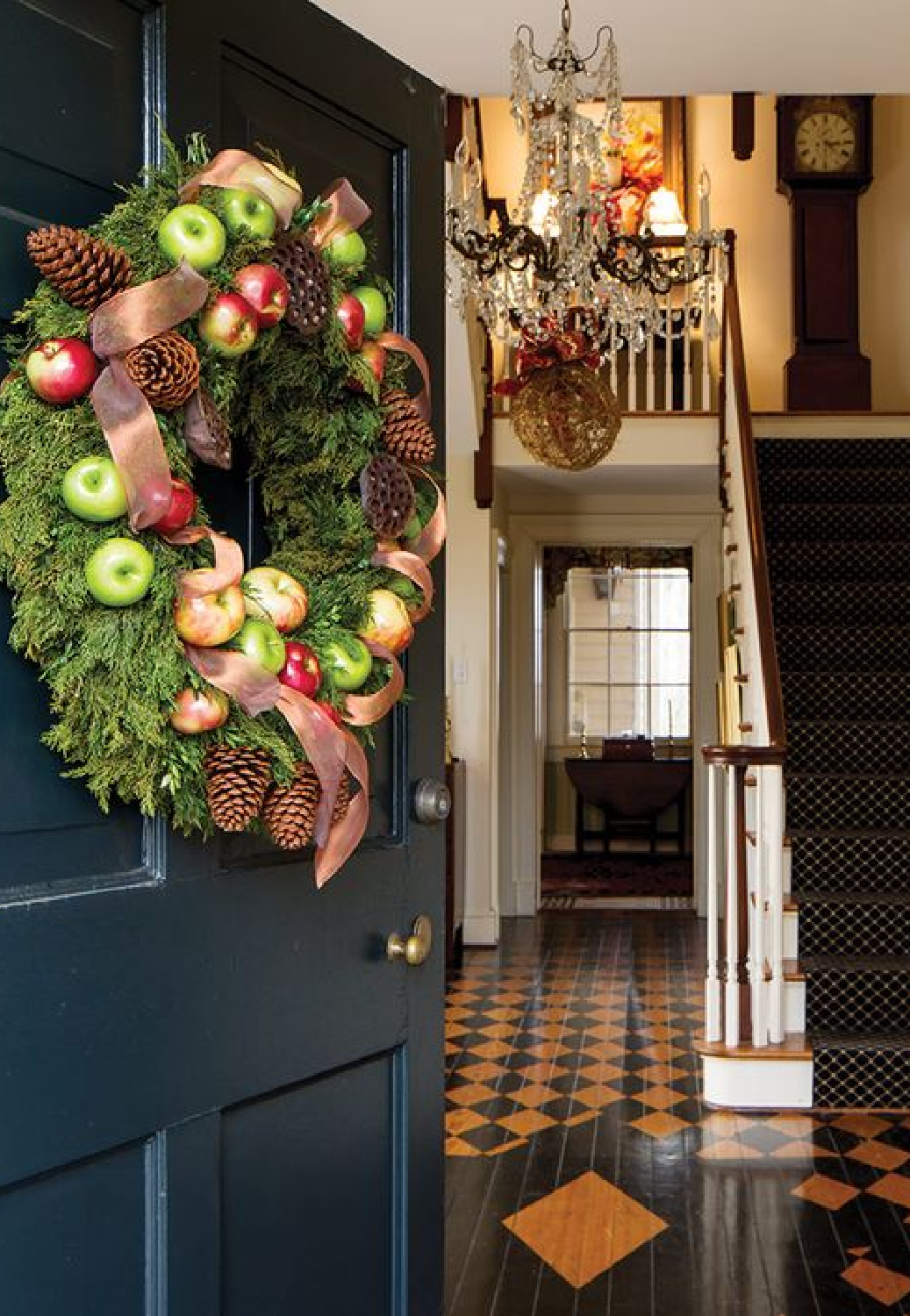 Southern Lady Magazine - Christmas decorating with citrus, greenery, and old fashioned charm. #holidaydecor