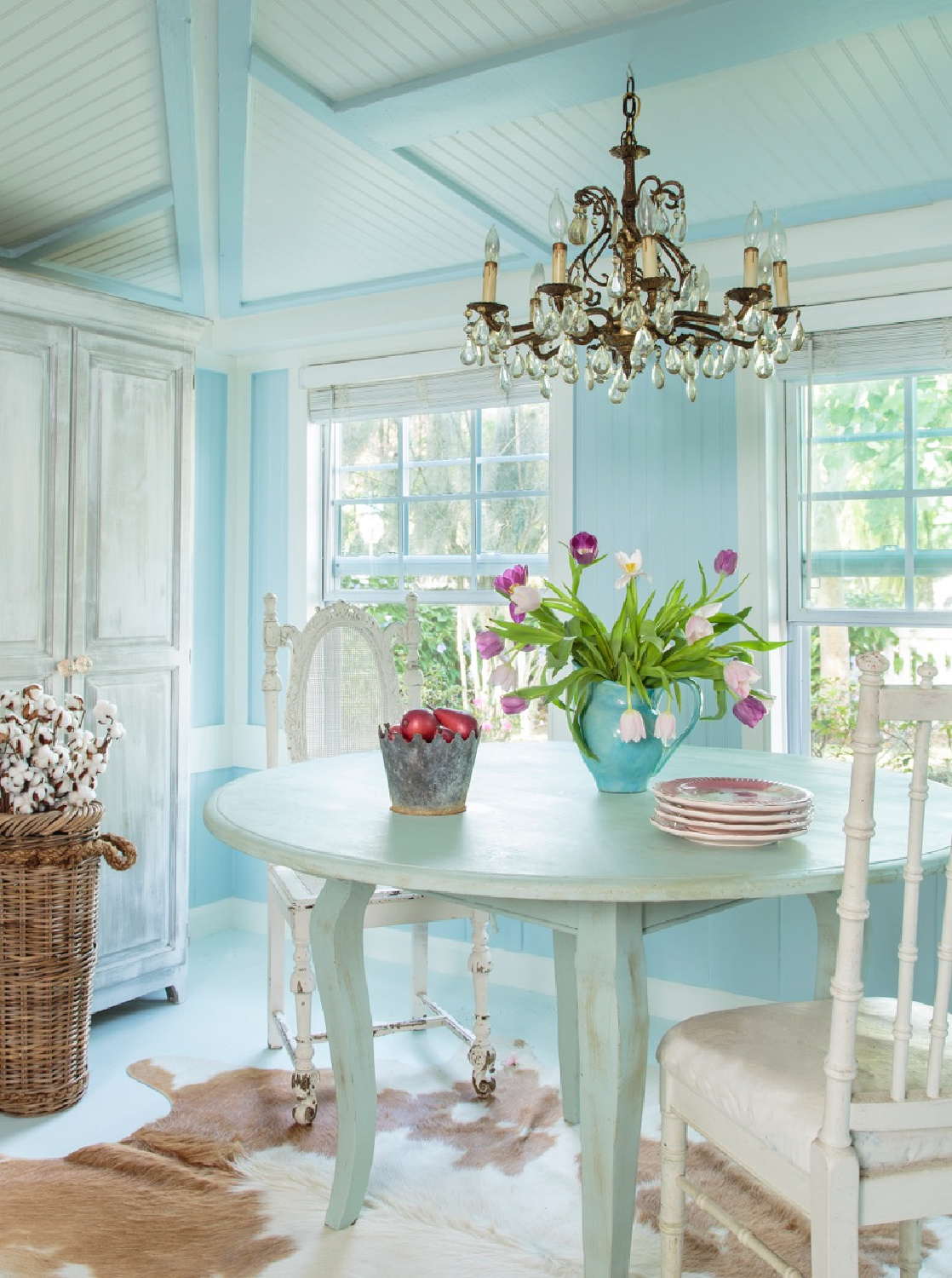 Pretty turquoise accents in Fifi O'Neill's charming Florida cottage dining area with rustic romantic decor. #coastalcottage #countrycottage #romanticdecor