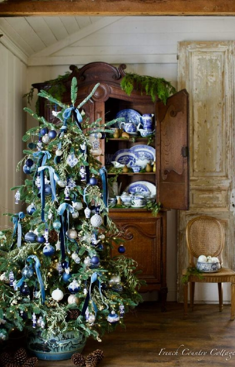 French Country Cottage - Christmas decorating with citrus, greenery, and old fashioned charm. #holidaydecor