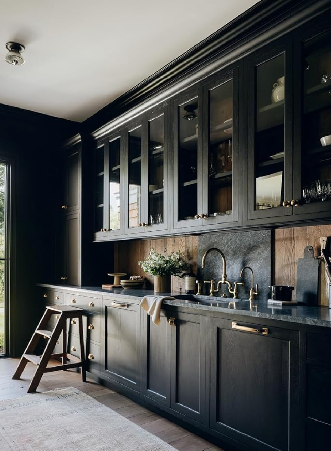 Dark painted builtins. Lovely, light, modern yet traditional design style from Kate Marker and THE LOVE OF HOME (Gibbs Smith, 2024). #katemarkerinteriors