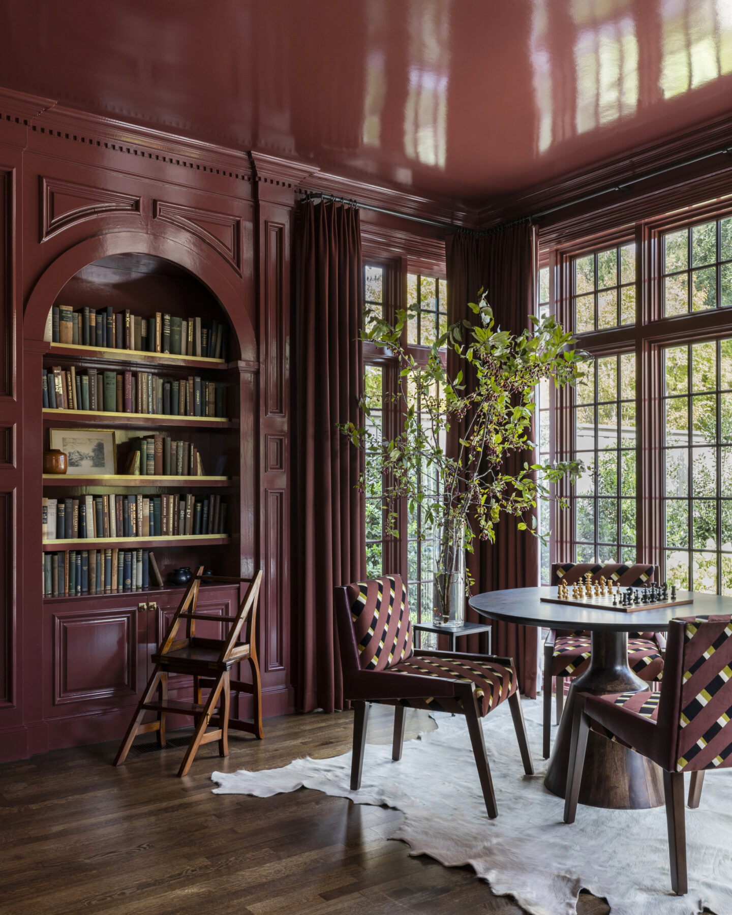 Marie Flanigan designed interior with lacquered Oxblood paneling and ceiling - in THE PERFECT ROOM (Rizzoli, 2024). #cozyopulence #marieflanigan #oldmoney