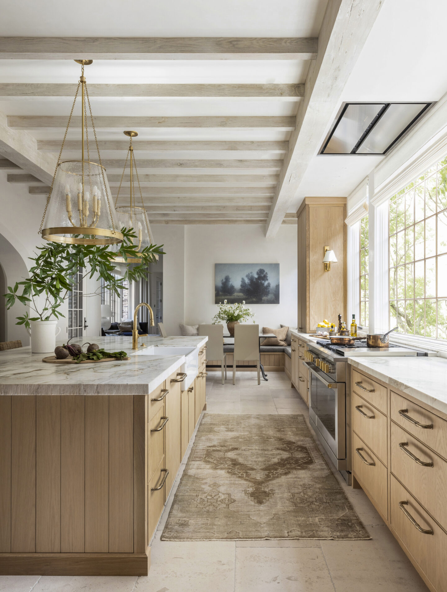 Marie Flanigan designed kitchen with timeless style - THE PERFECT ROOM (Rizzoli, 2024). #marieflanigan #timelesskitchens