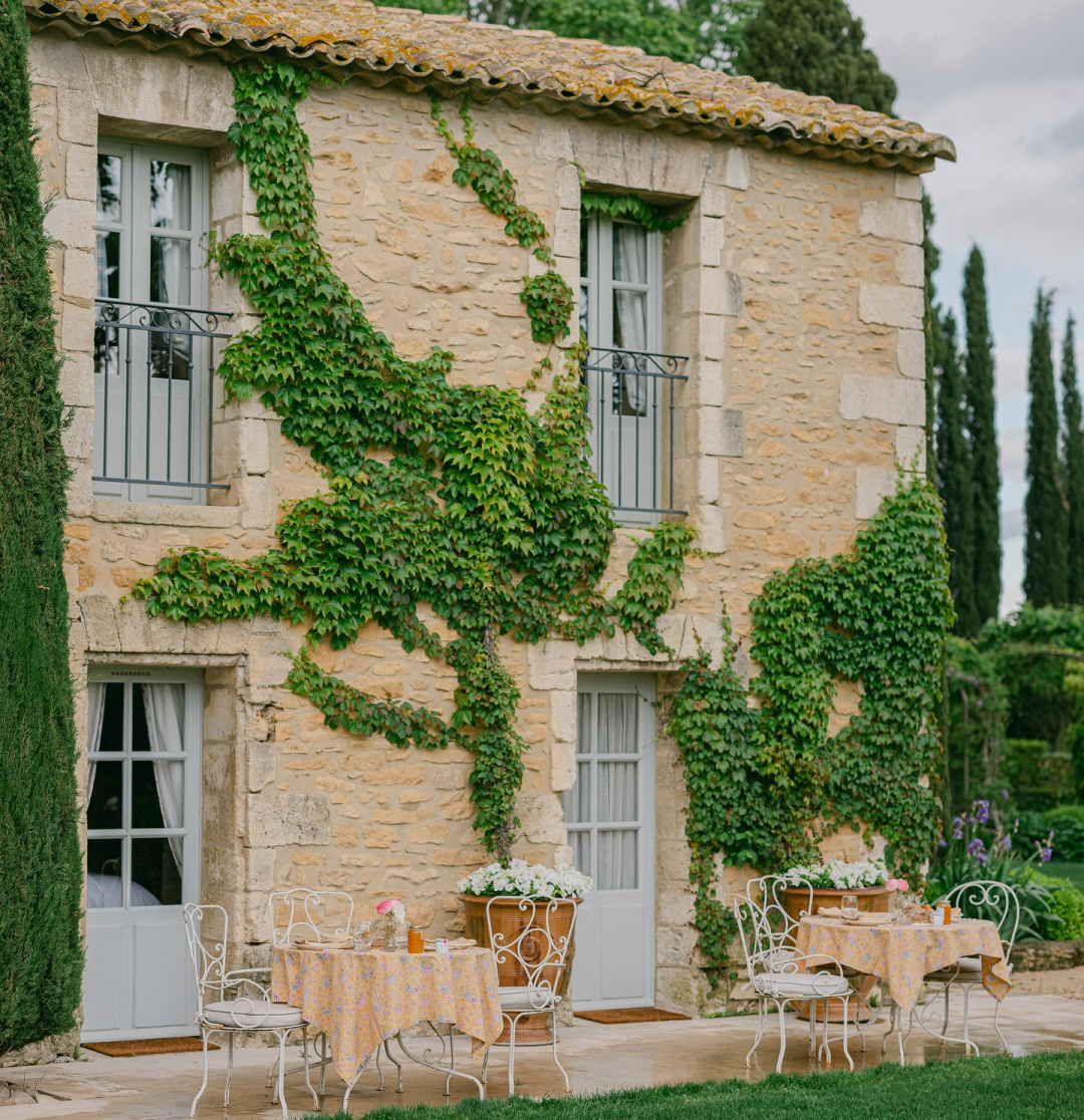 Provence farmhouse with outdoor bistro dining - @provenepoiriers photo by @thomasaudiffren