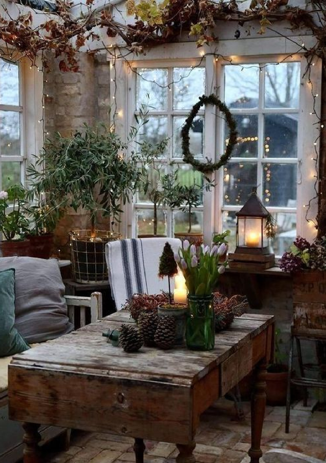 via Allesandra (Pinterest). Christmas decorating with citrus, greenery, and old fashioned charm. #holidaydecor