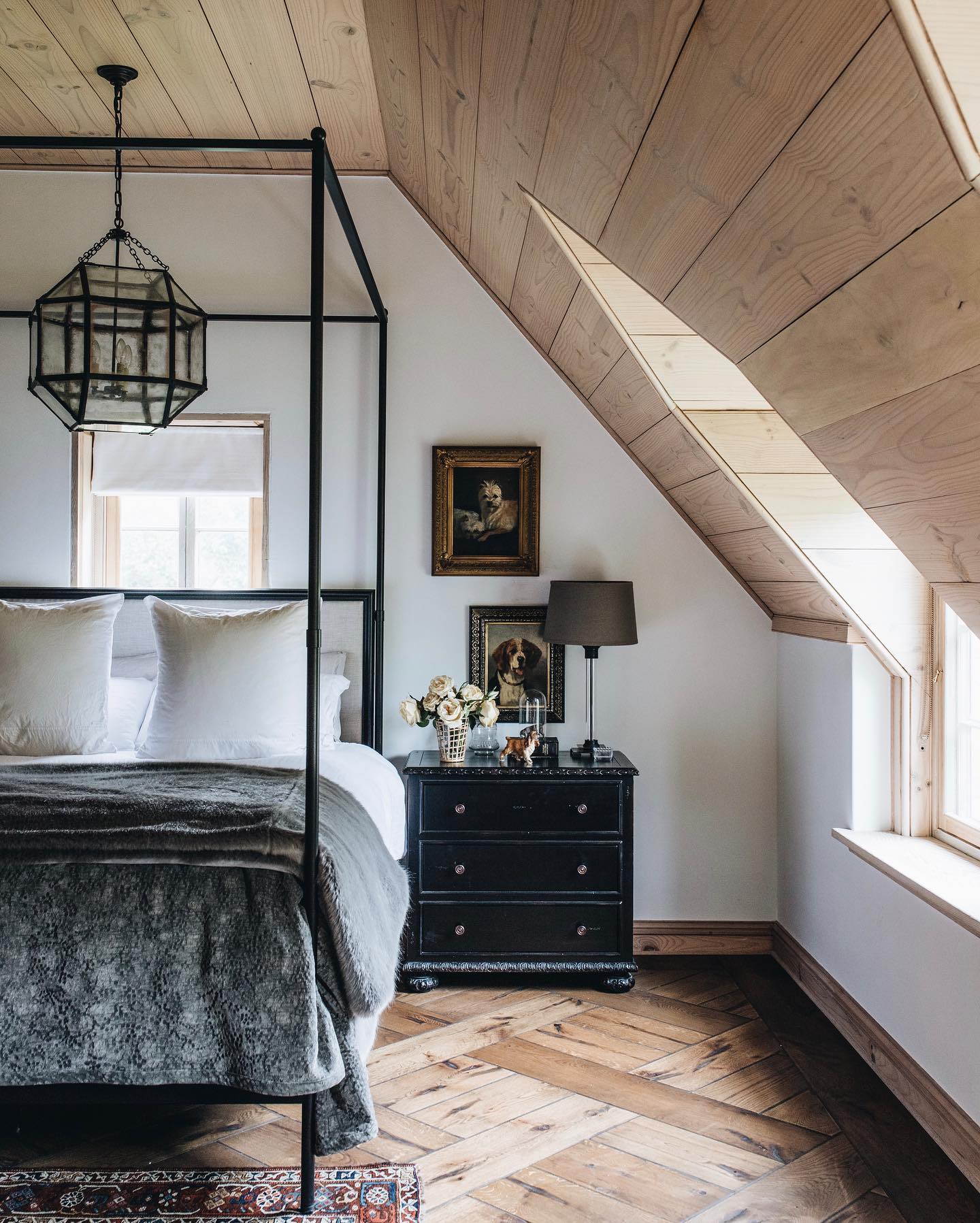 Lovely bedroom with rustic ceiling and poster bed - from Melissa Penfold's Living Well By Design (photo: Abbie Melle). #rusticelegance #timelessbedroom