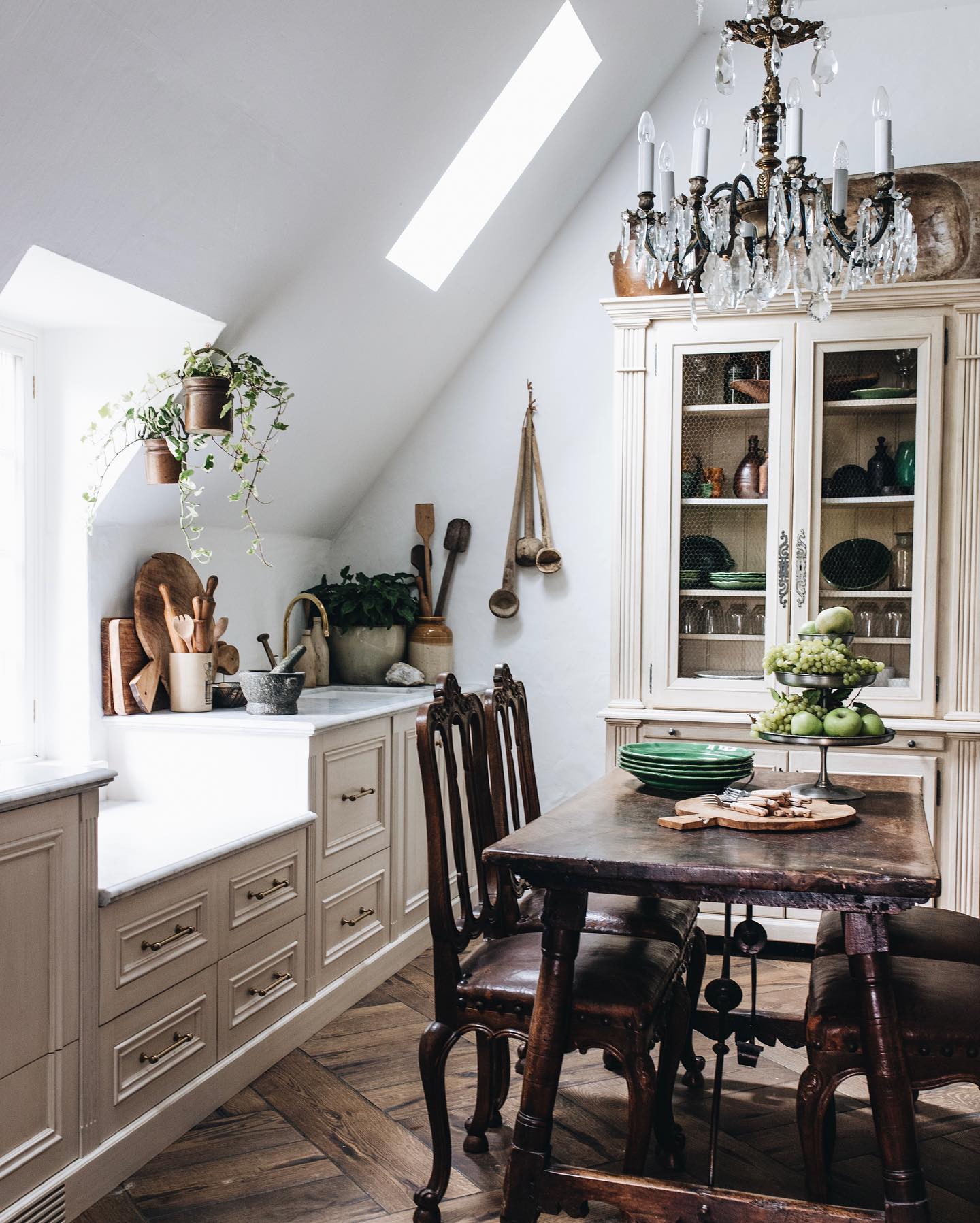 Timeless country kitchen in Melissa Penfold's Living Well by Design (photo: Abbie Melle). #rusticelegance #timelesskitchens