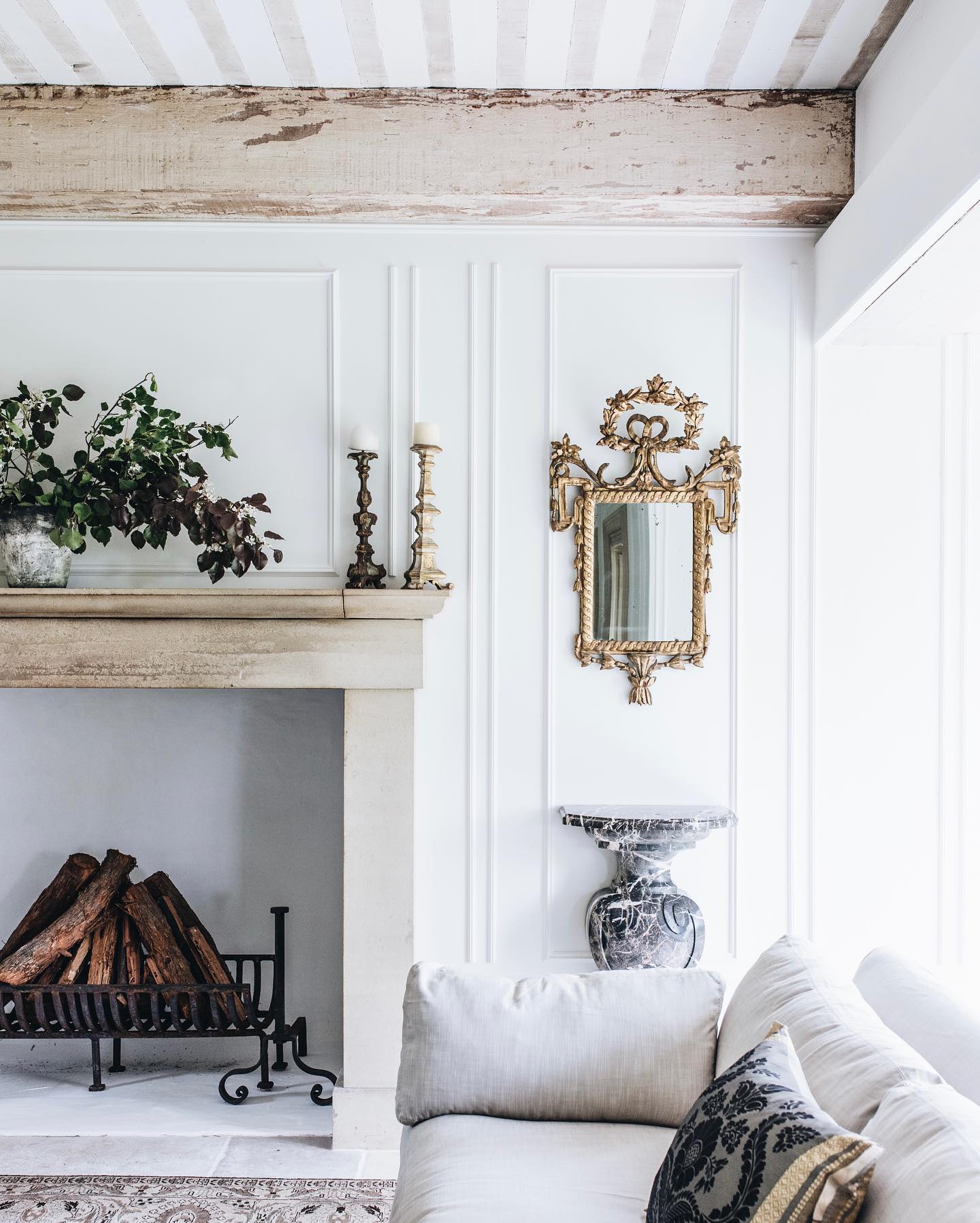 Serene modern French interior in Melissa Penfold's Living Well By Design (photo: Abbie Melle). #modernfrench #serenedecor