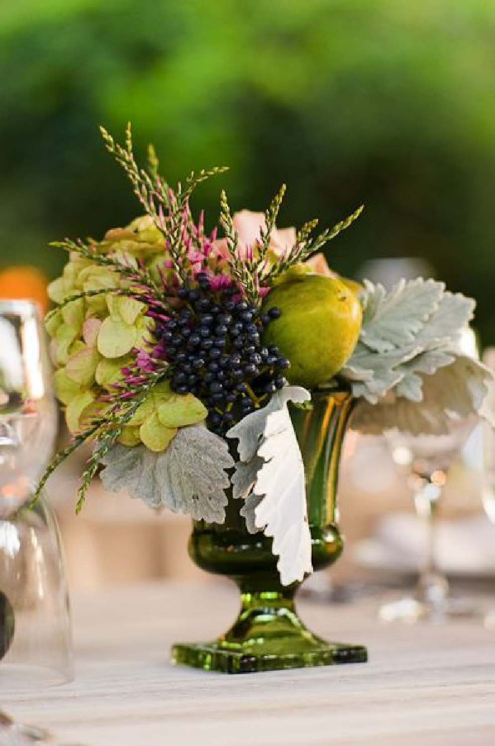 Beautiful Fall centerpiece - via Pinterest (Amanda Redmond Arcand). #falltablescape #fallflorals