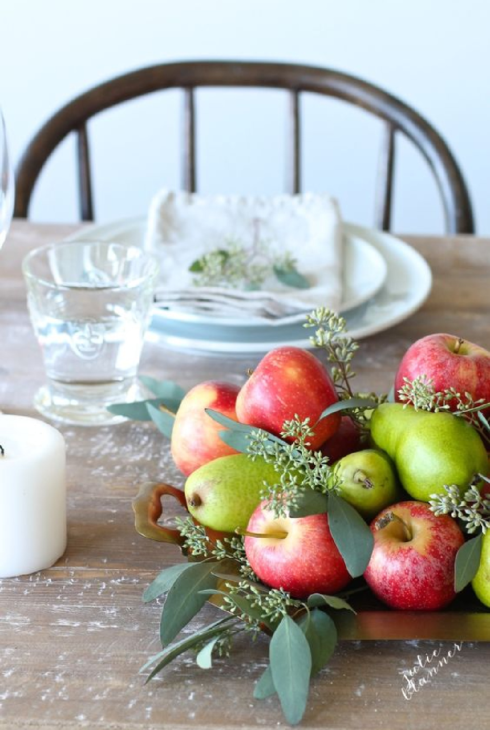 Fall floral centerpiece with apples - Julie Banner. #falltablescape #fallcenterpiece