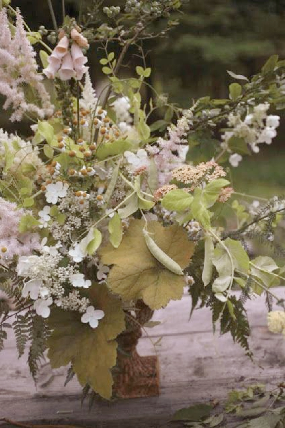 Beautiful Fall centerpiece - via Pinterest/deschilachado. #fallcenterpiece #fallflorals