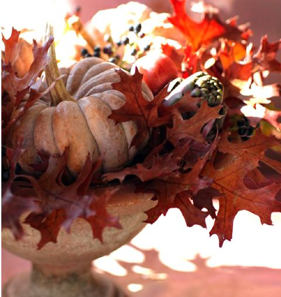 Lovely fall centerpiece with pumpkins and oak leaves - Huisjekijken. #fallcenterpiece #falltablescape