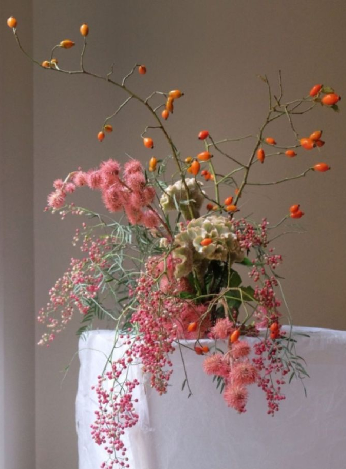 Lovely fall floral centerpiece - via Manon Escoubet. #fallflorals #falltablescape