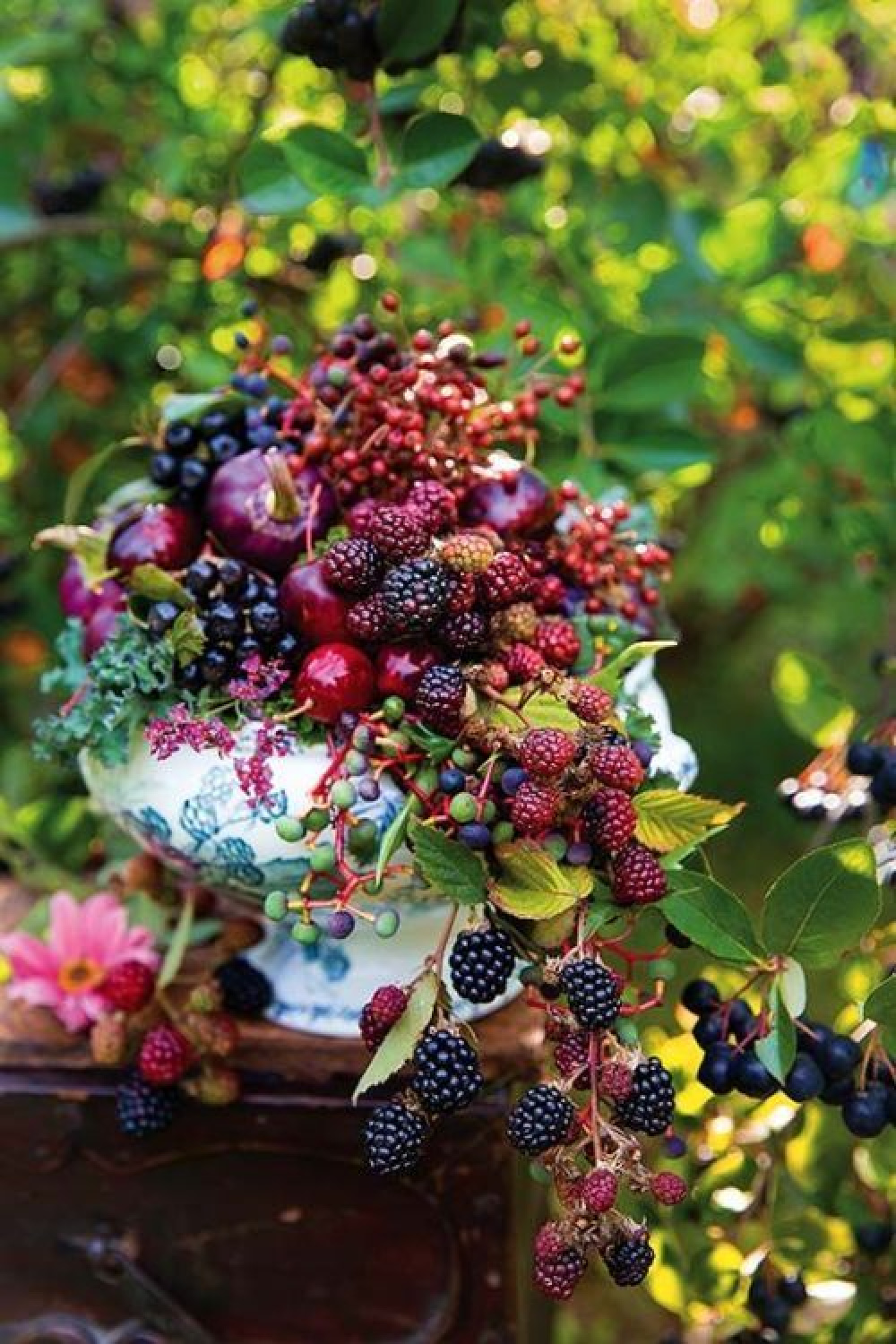 Beautiful deep jewel tones in this Fall floral centerpiece - via My Inner Landscape (Tumblr). #fallcenterpiece #fallflorals