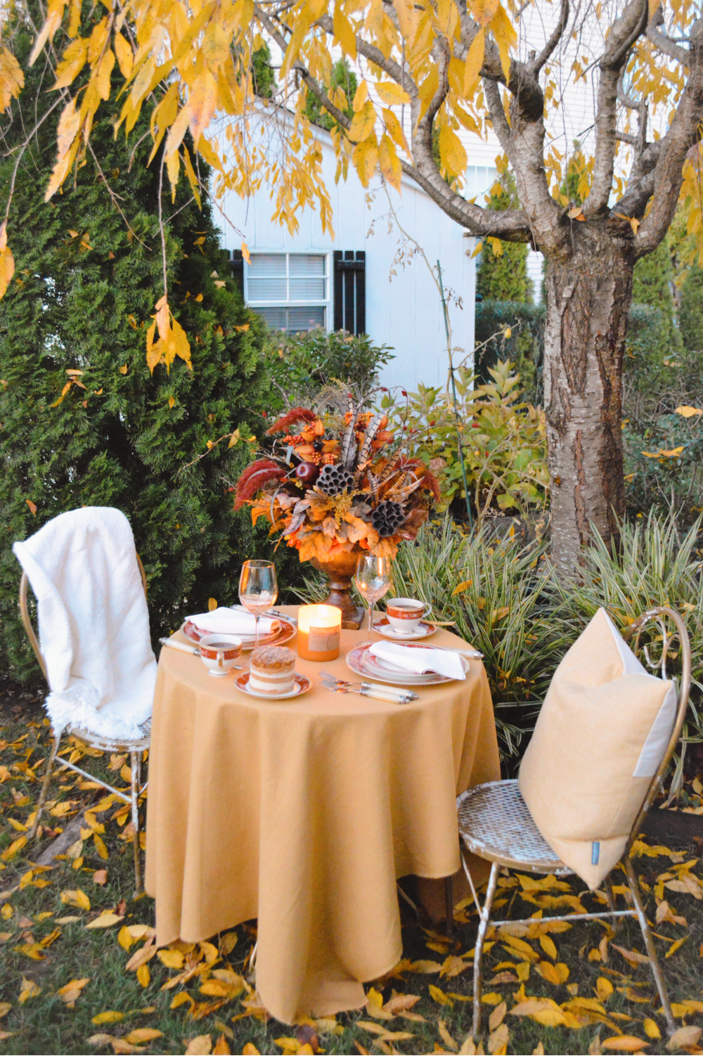 Fall floral centerpiece and placesetting with orange - Rosemary and Thyme (Blogspot). #falltabledecor #fallcenterpiece