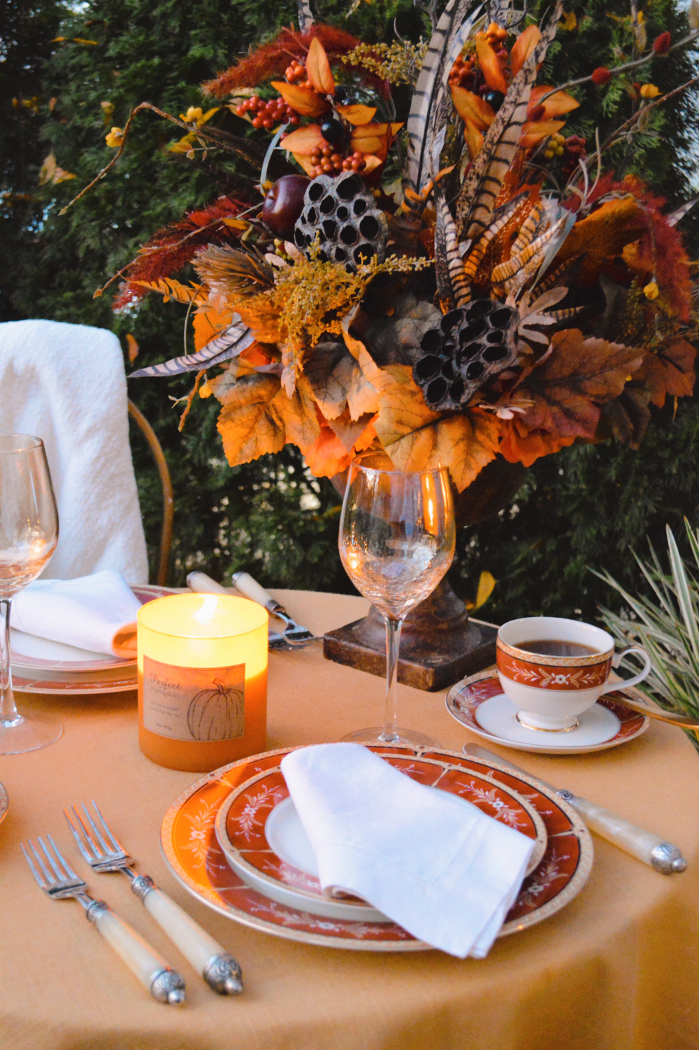 Fall floral centerpiece and placesetting with orange - Rosemary-Thyme (Blogspot). #falltabledecor #fallcenterpiece