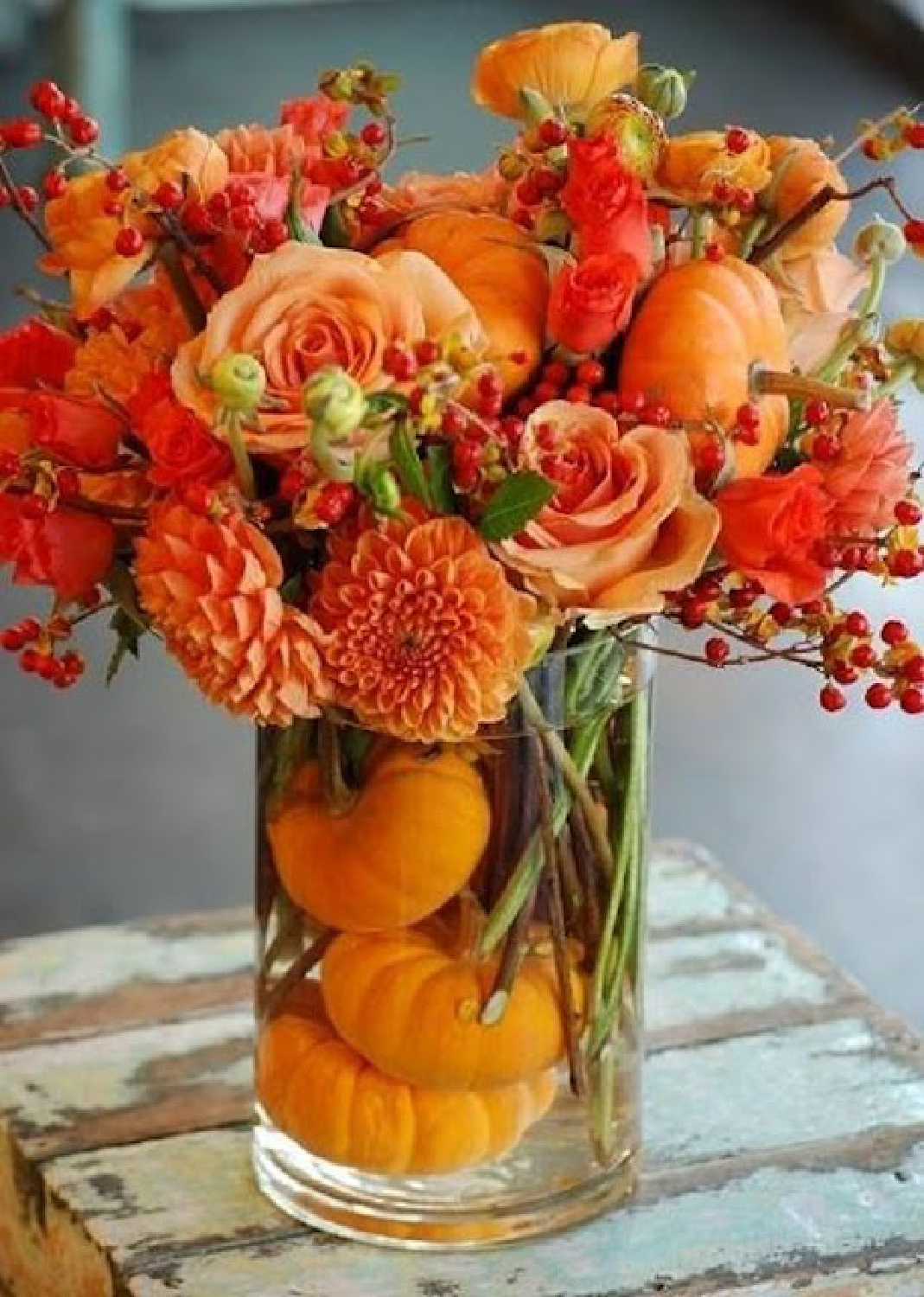 Beautiful orange FALL centerpiece with florals and pumpkins - Rosemary-Thyme. #fallcenterpiece #falltablescapes