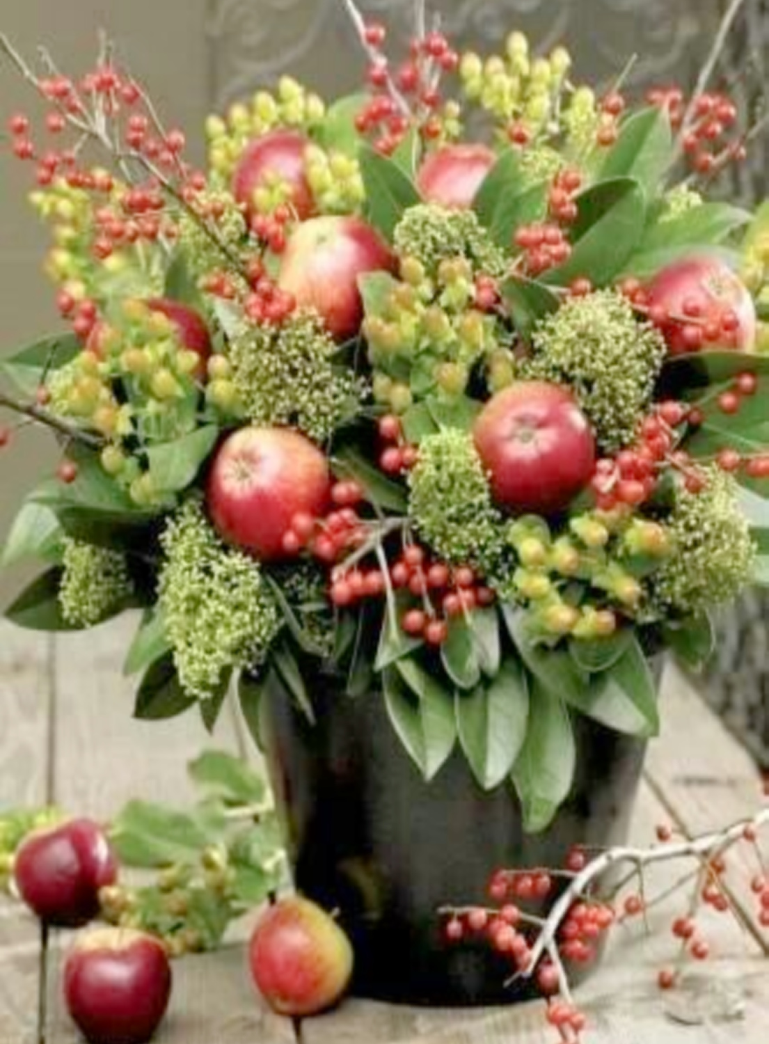 Beautiful Fall centerpiece arrangement with apples - Rosemary-Thyme (Blogspot). #fallcenterpiece