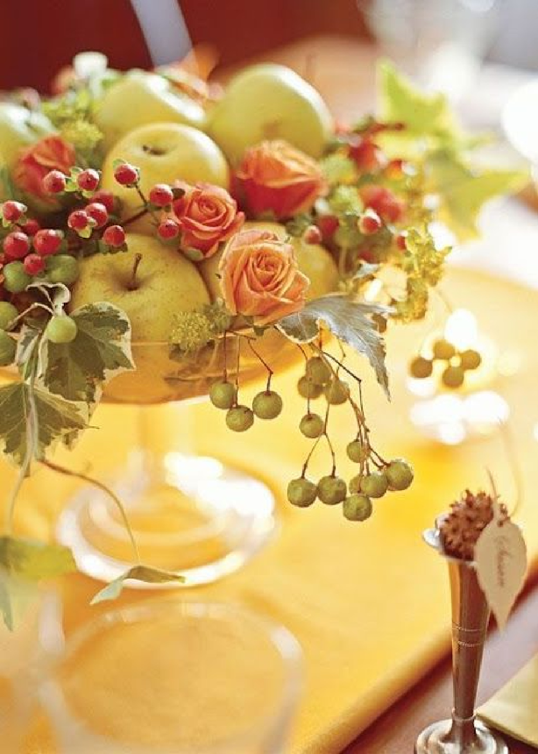 Fall floral centerpiece with apples and berries - Rosemary-Thyme (Blogspot). #fallcenterpiece #falldecor #falltablescape